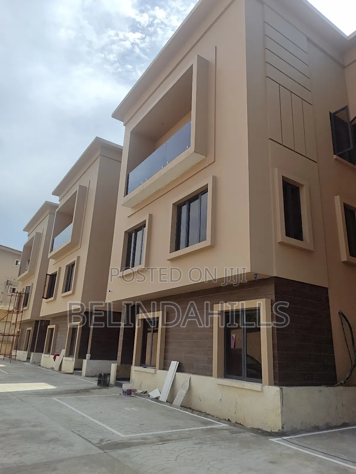 5bdrm Townhouse/Terrace in Utako for sale in Utako