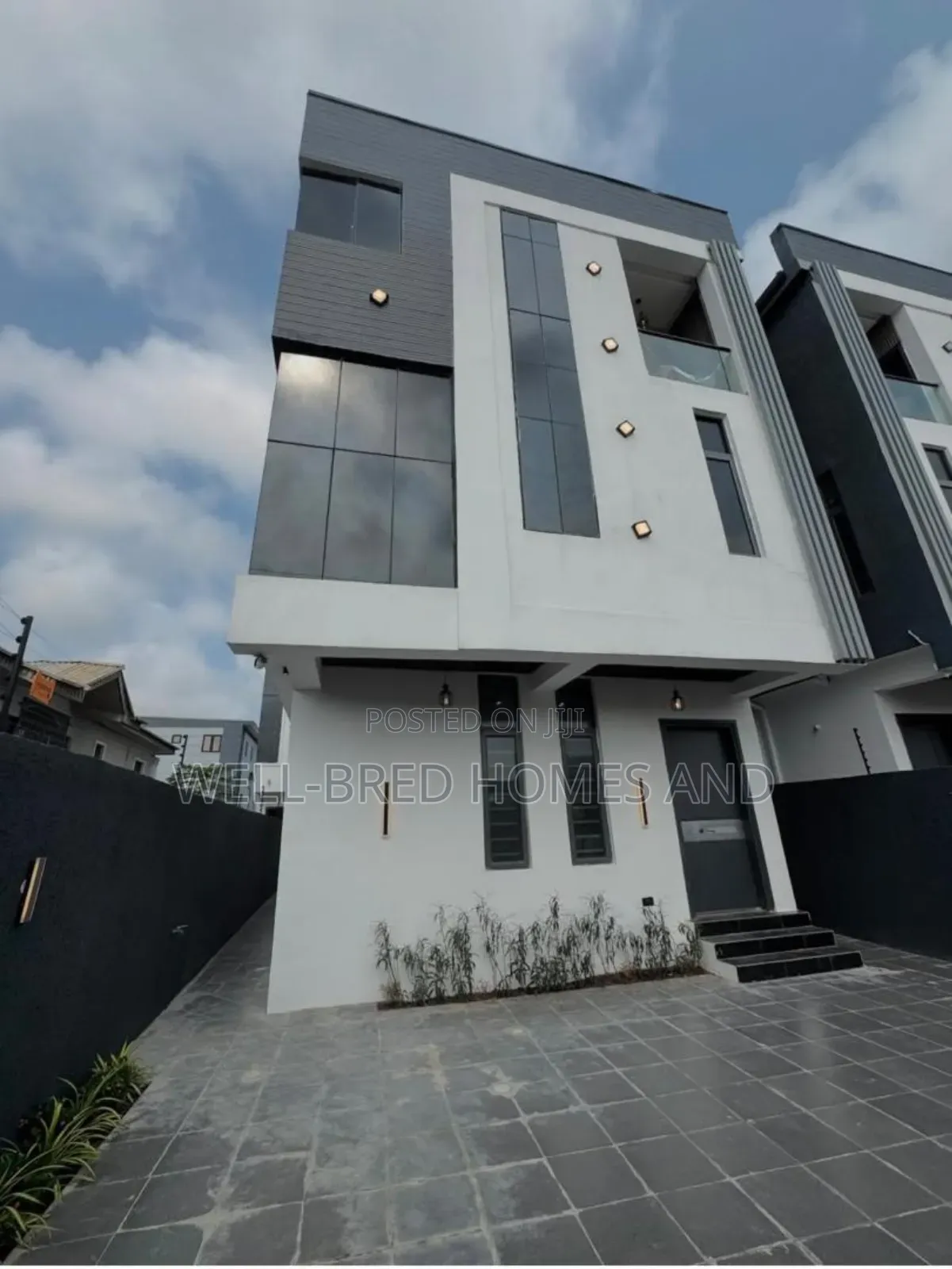 5bdrm Duplex in Lekki Phase 1 for sale in Lekki Phase 1