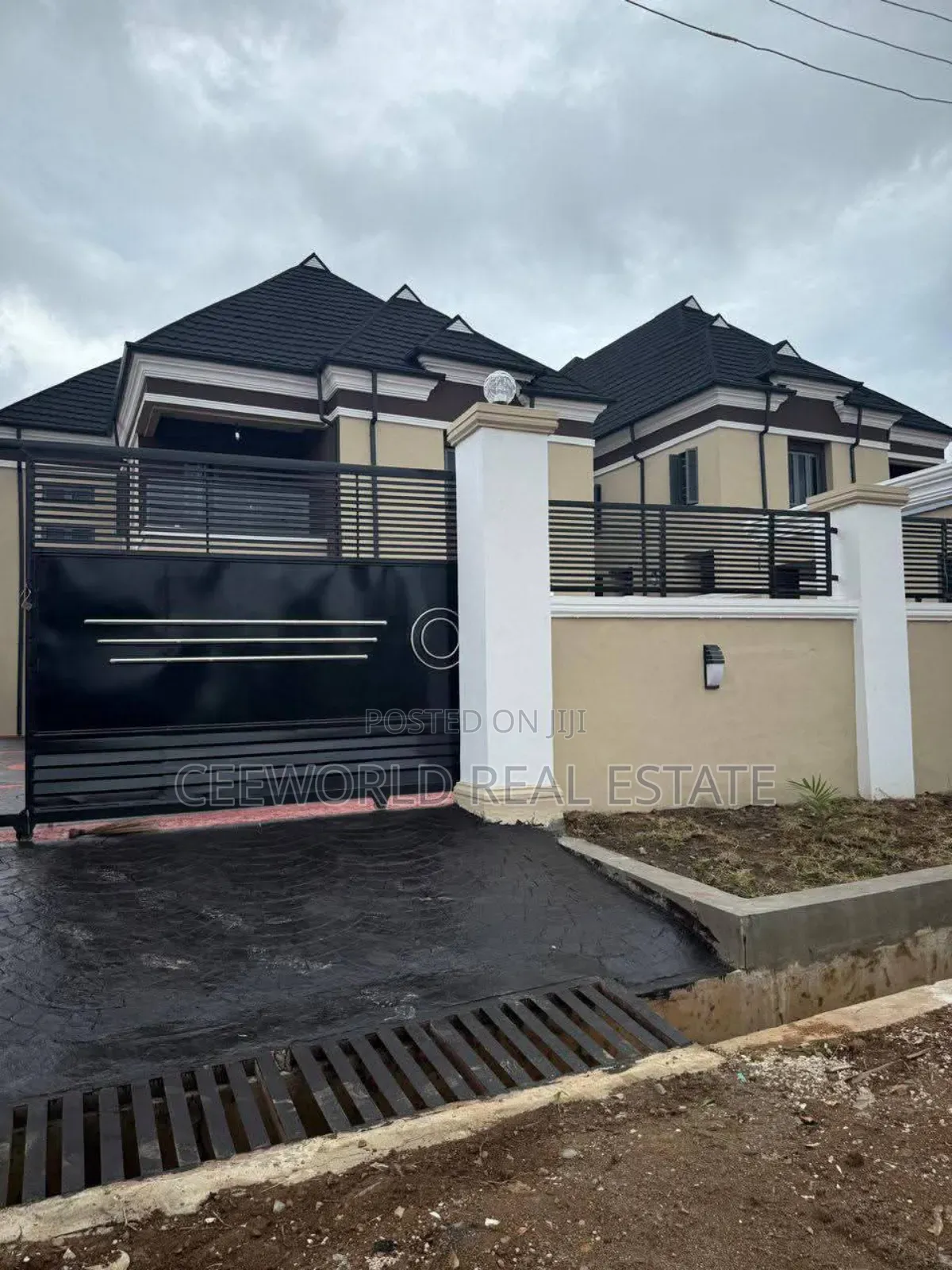 5bdrm Duplex in Oluyole Estate for sale in Oluyole Estate