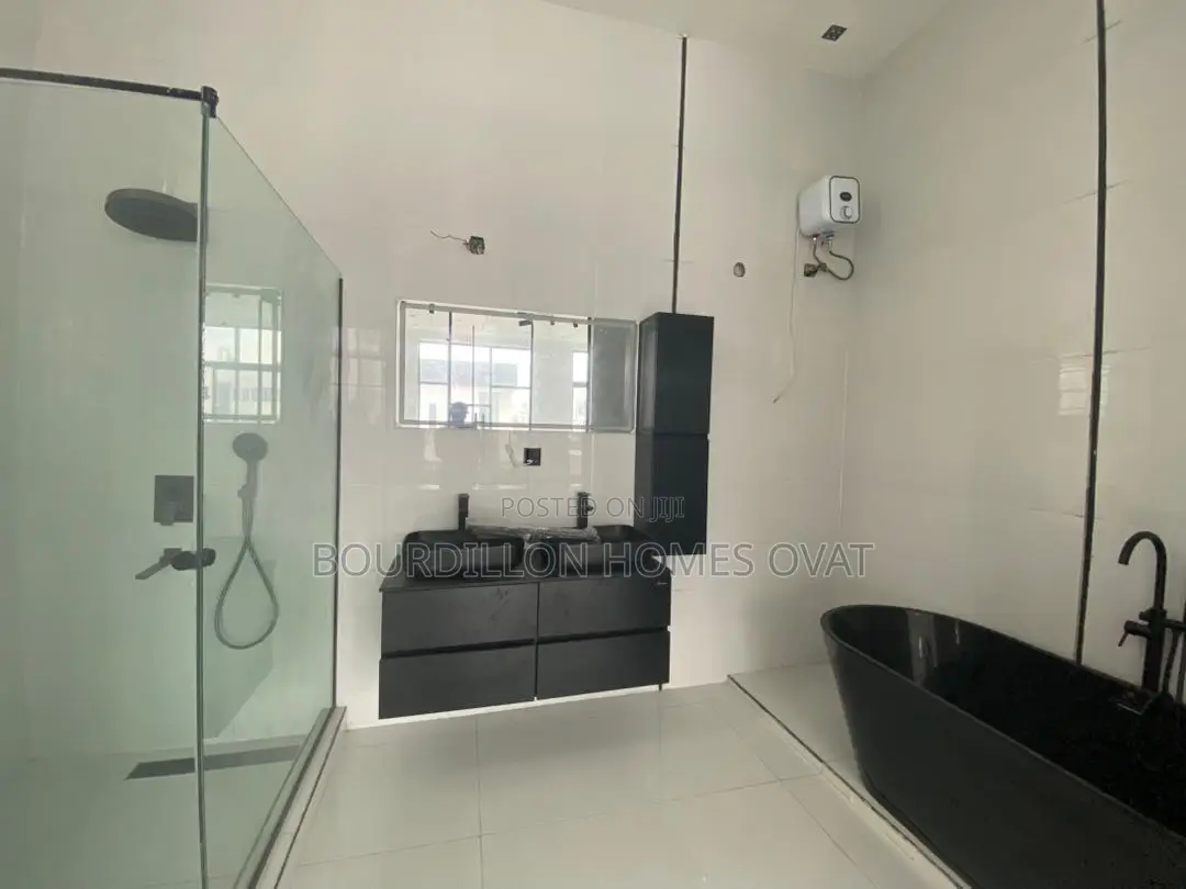 5bdrm Duplex in Chevron Lekki Lagos for sale in Chevron