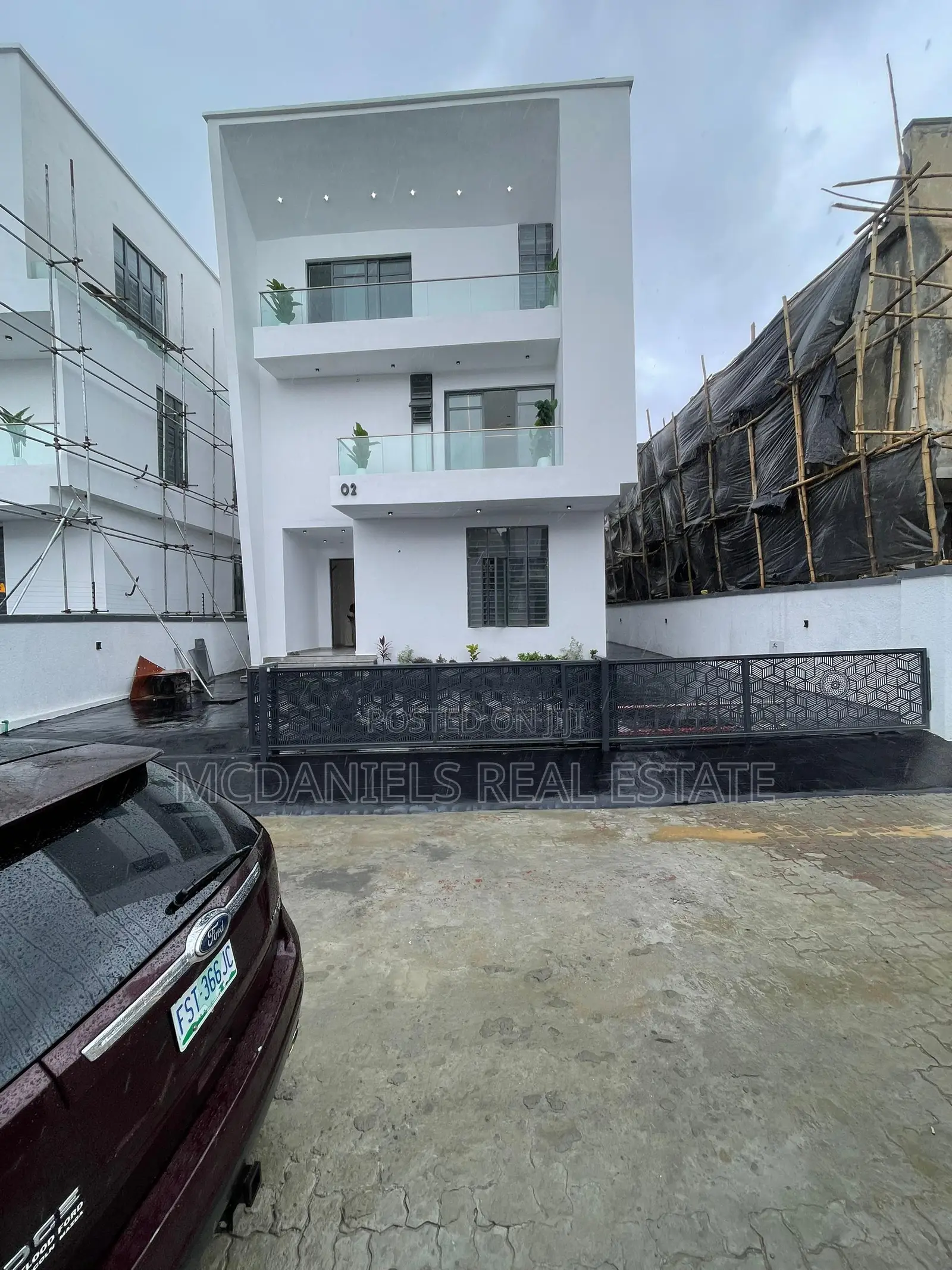 Furnished 6bdrm Duplex in Chevron for sale in Chevron