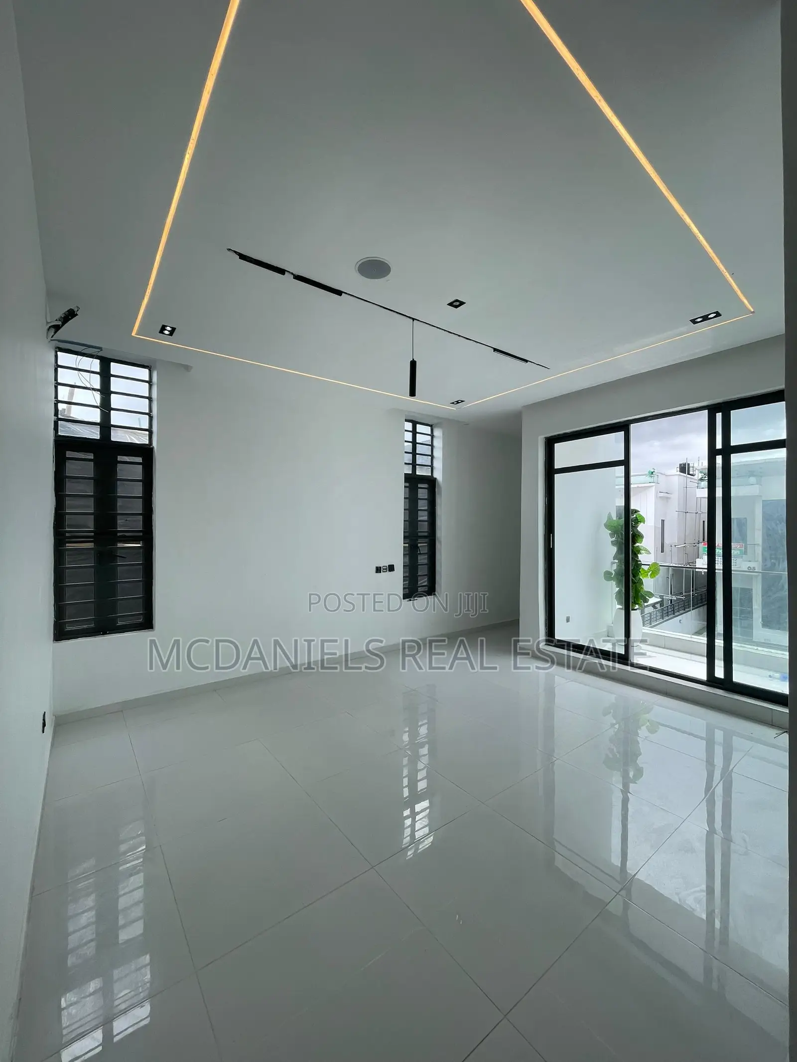Furnished 6bdrm Duplex in Chevron for sale in Chevron