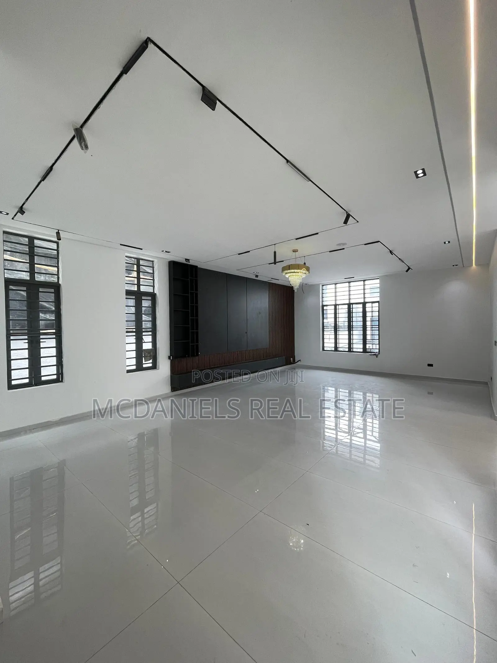 Furnished 6bdrm Duplex in Chevron for sale in Chevron
