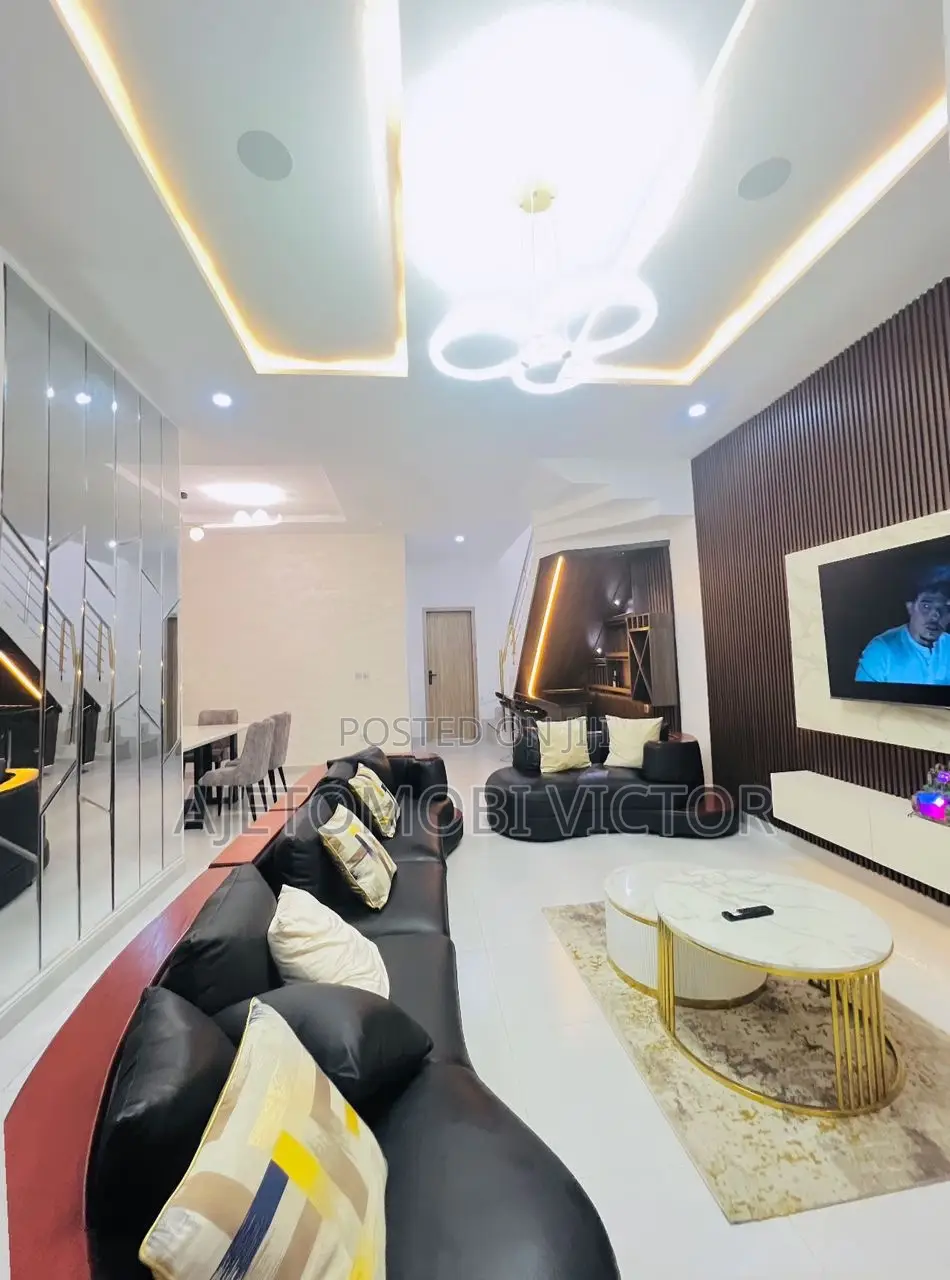 Luxury 4bedroom Apartment With Ps5 in Chevron
