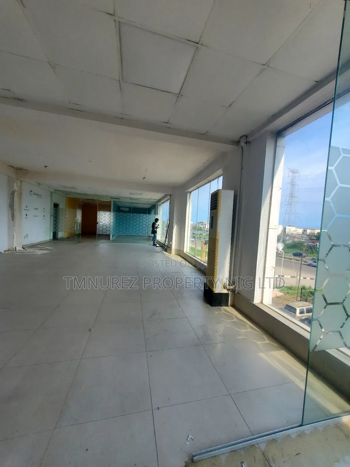 Very Big Open Space Showroom at Lekki Phase1 Facing the Express in Lekki