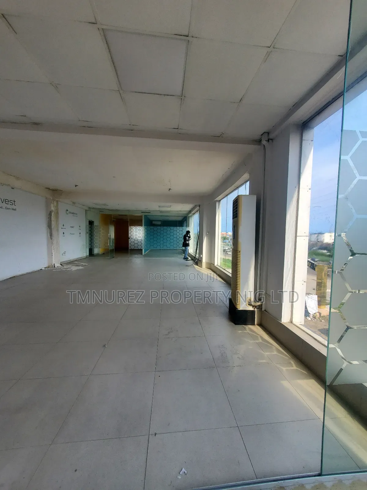 Very Big Open Space Showroom at Lekki Phase1 Facing the Express in Lekki