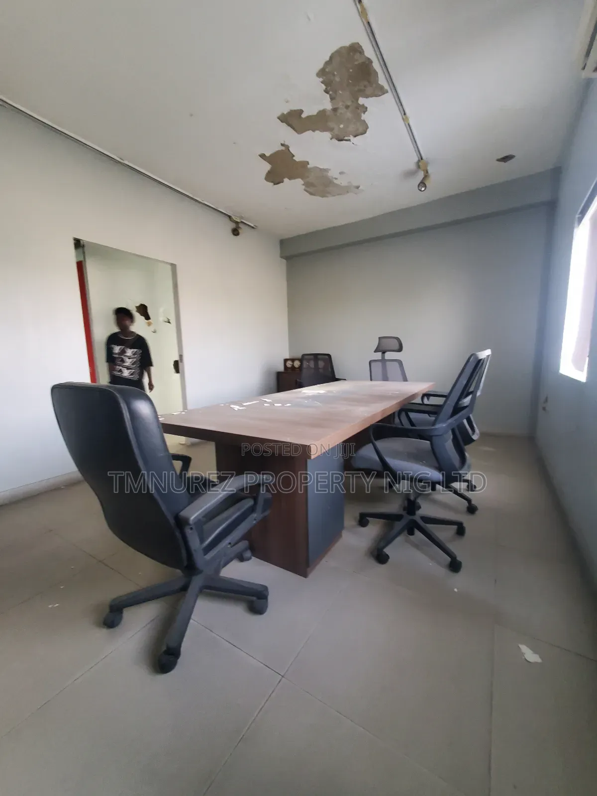 Very Big Open Space Showroom at Lekki Phase1 Facing the Express in Lekki