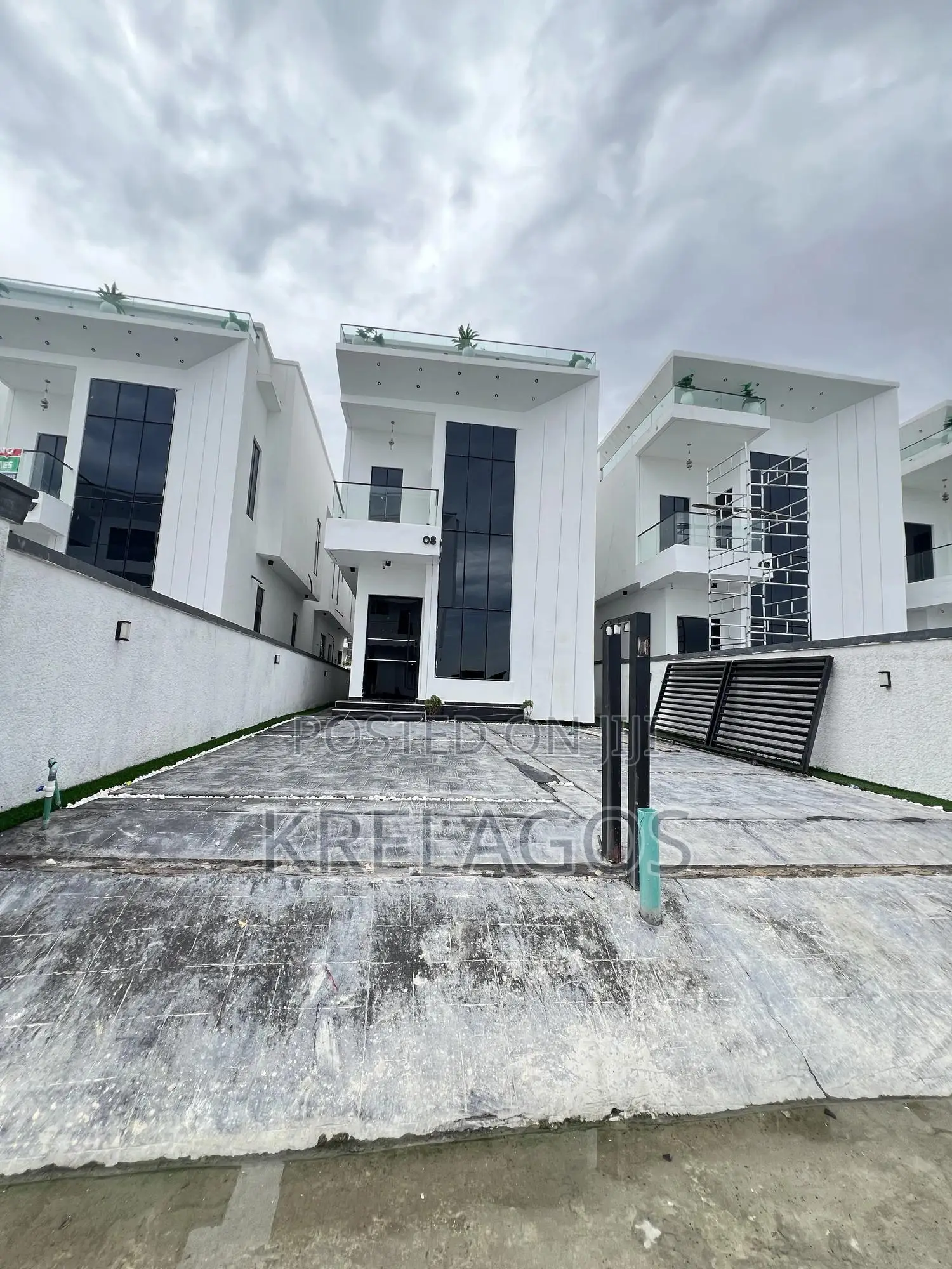 5bdrm Duplex in Chevron for sale in Chevron
