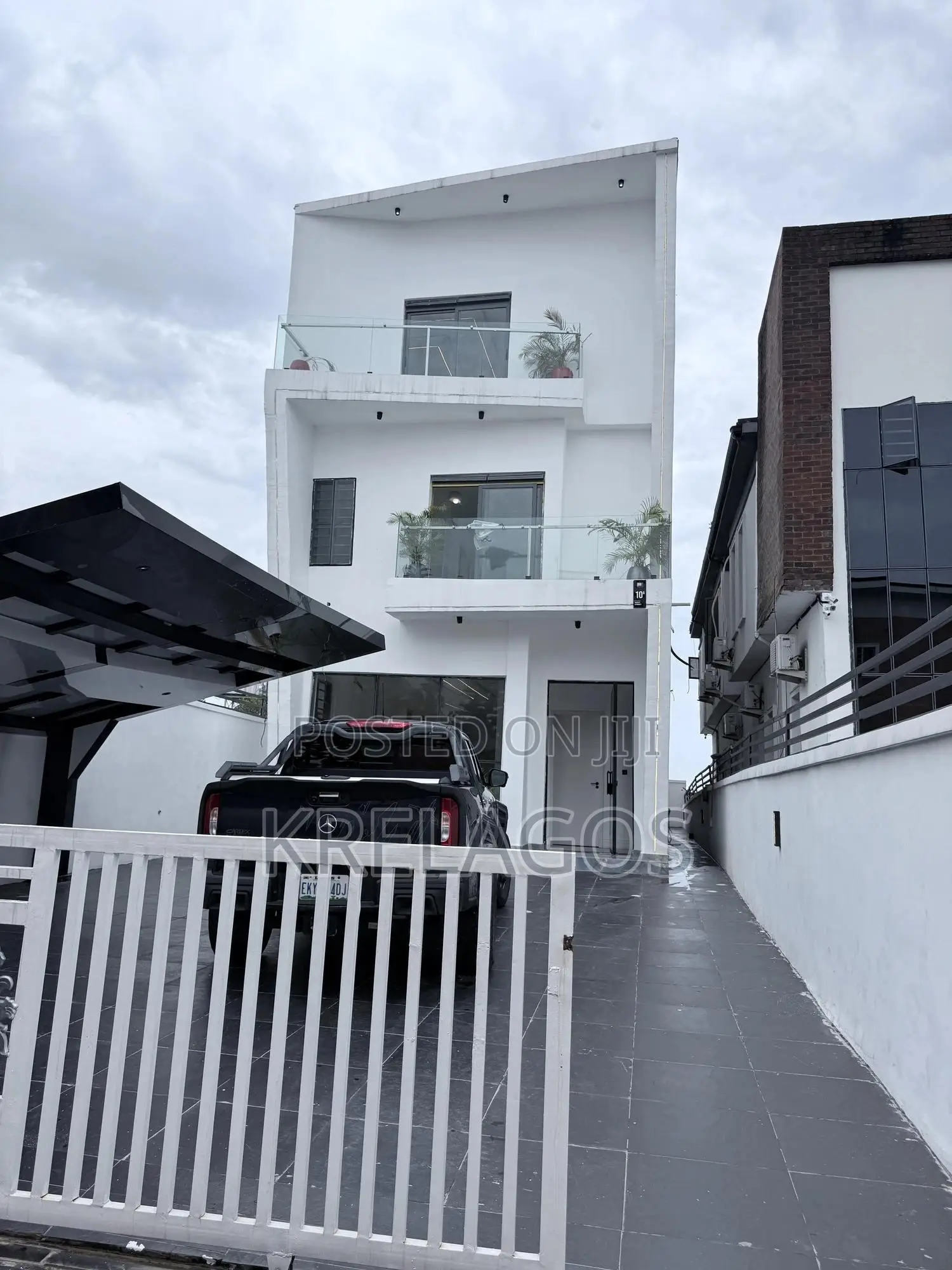 5bdrm Duplex in Chevron for sale in Chevron