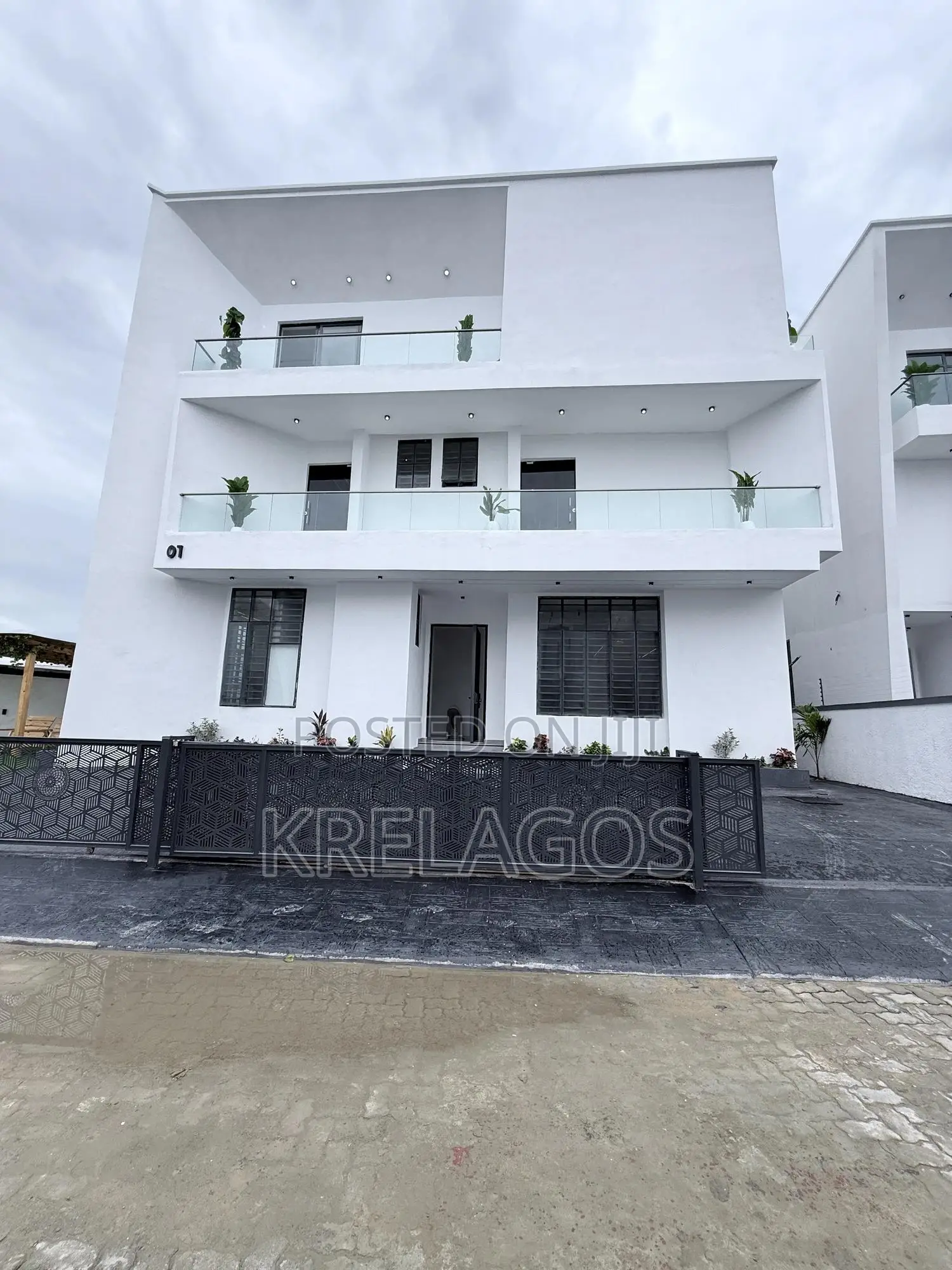 5bdrm Duplex in Chevron for sale in Chevron