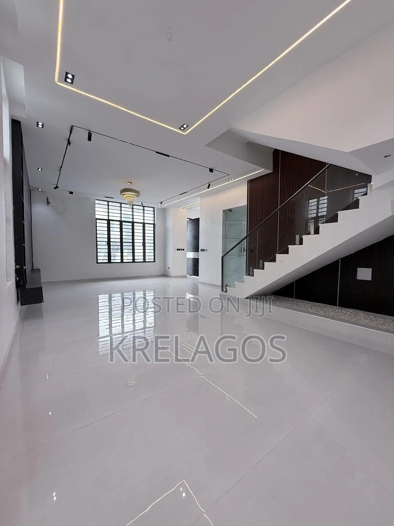 5bdrm Duplex in Chevron for sale in Chevron