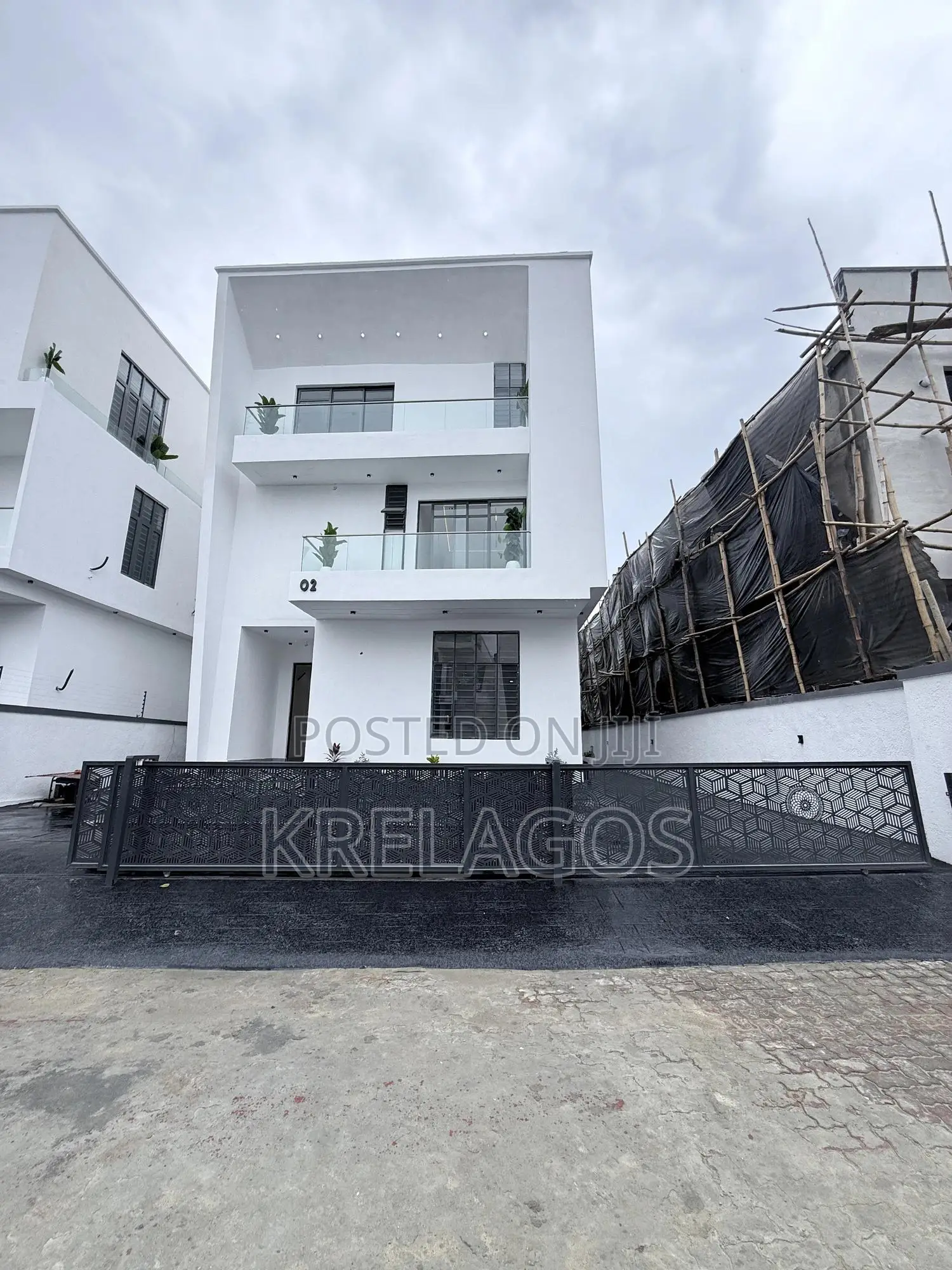6bdrm Duplex in Chevron for sale in Chevron