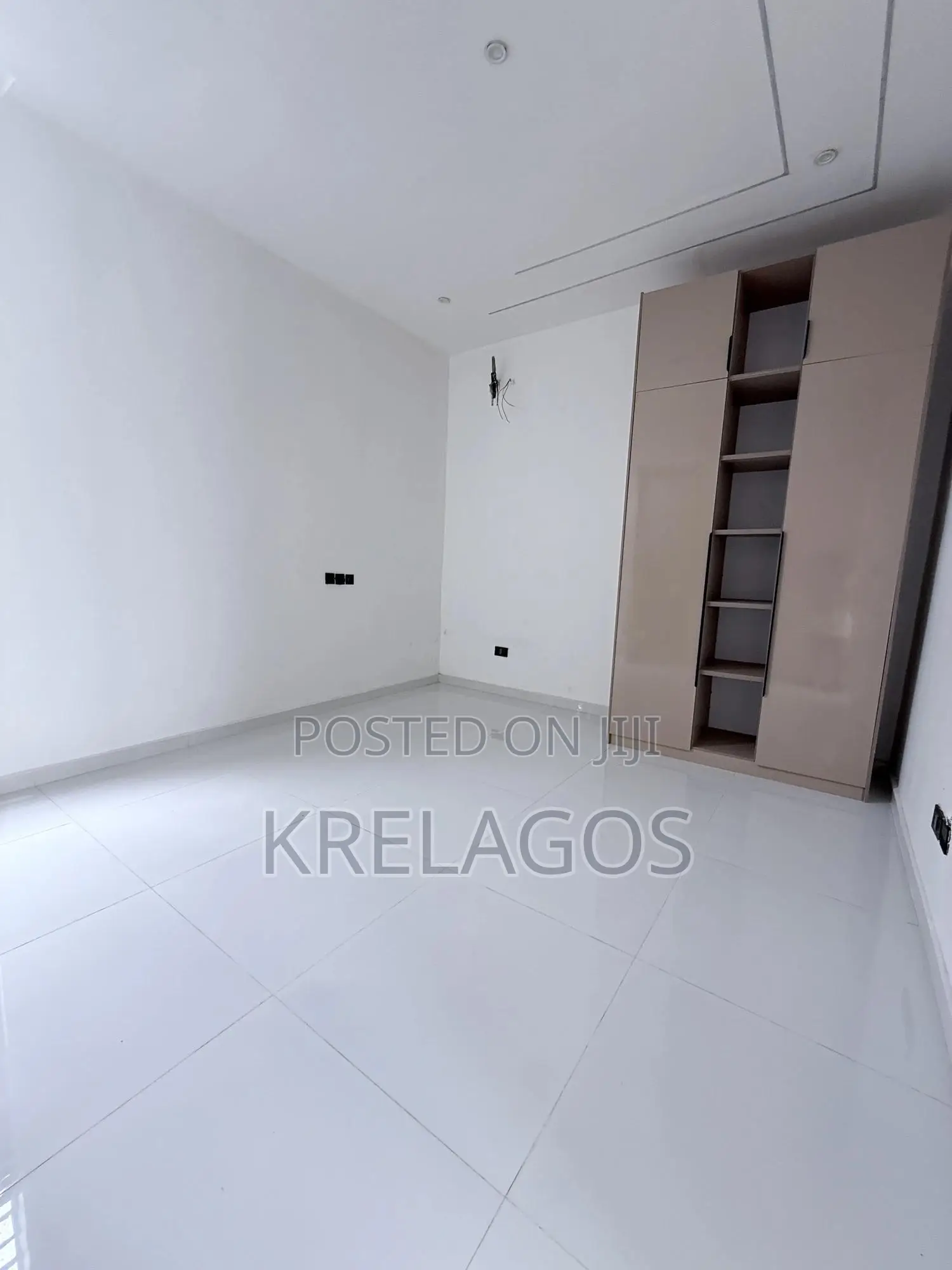 6bdrm Duplex in Chevron for sale in Chevron