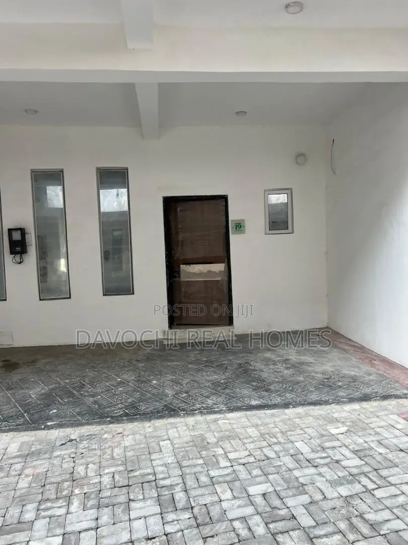 4bdrm Duplex in Ikota for rent in Ikota