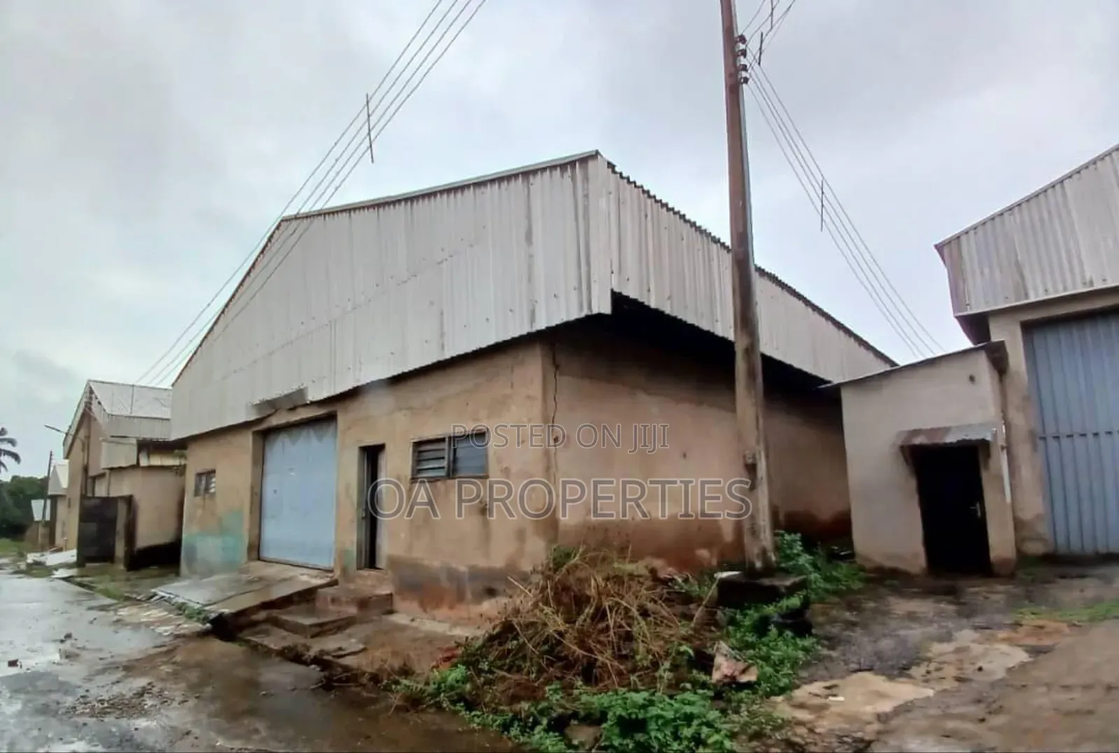 Warehouse Factory With Features at Int Airport Axis, Alakia, Ibadan. in Ibadan