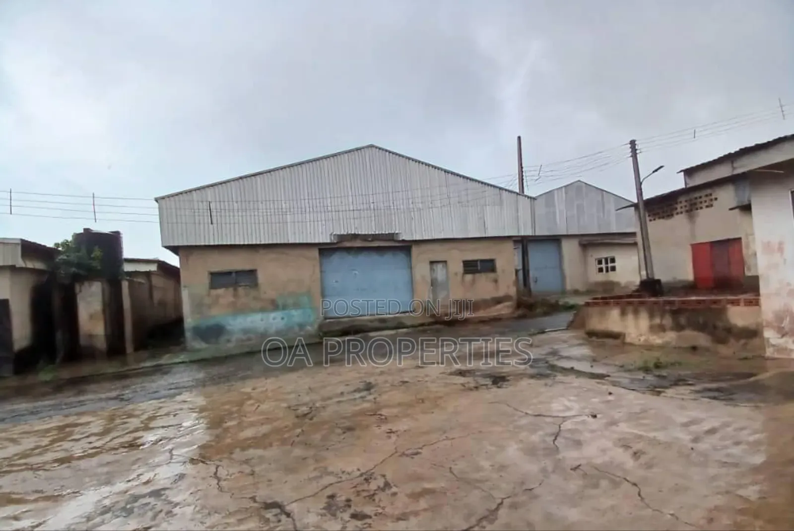 Warehouse Factory With Features at Int Airport Axis, Alakia, Ibadan. in Ibadan