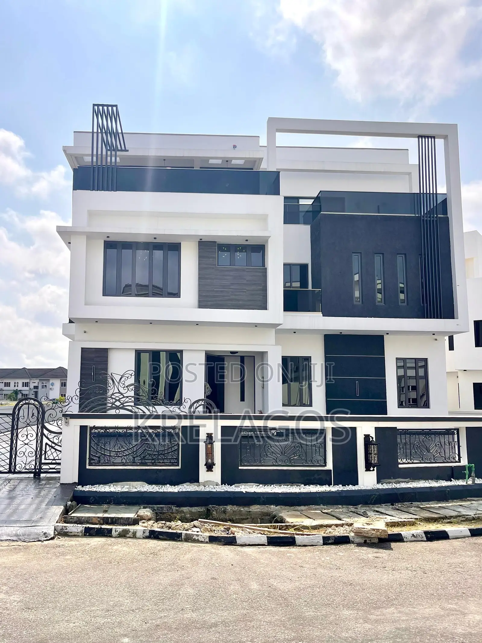 6bdrm Duplex in Osapa london for sale in Osapa london