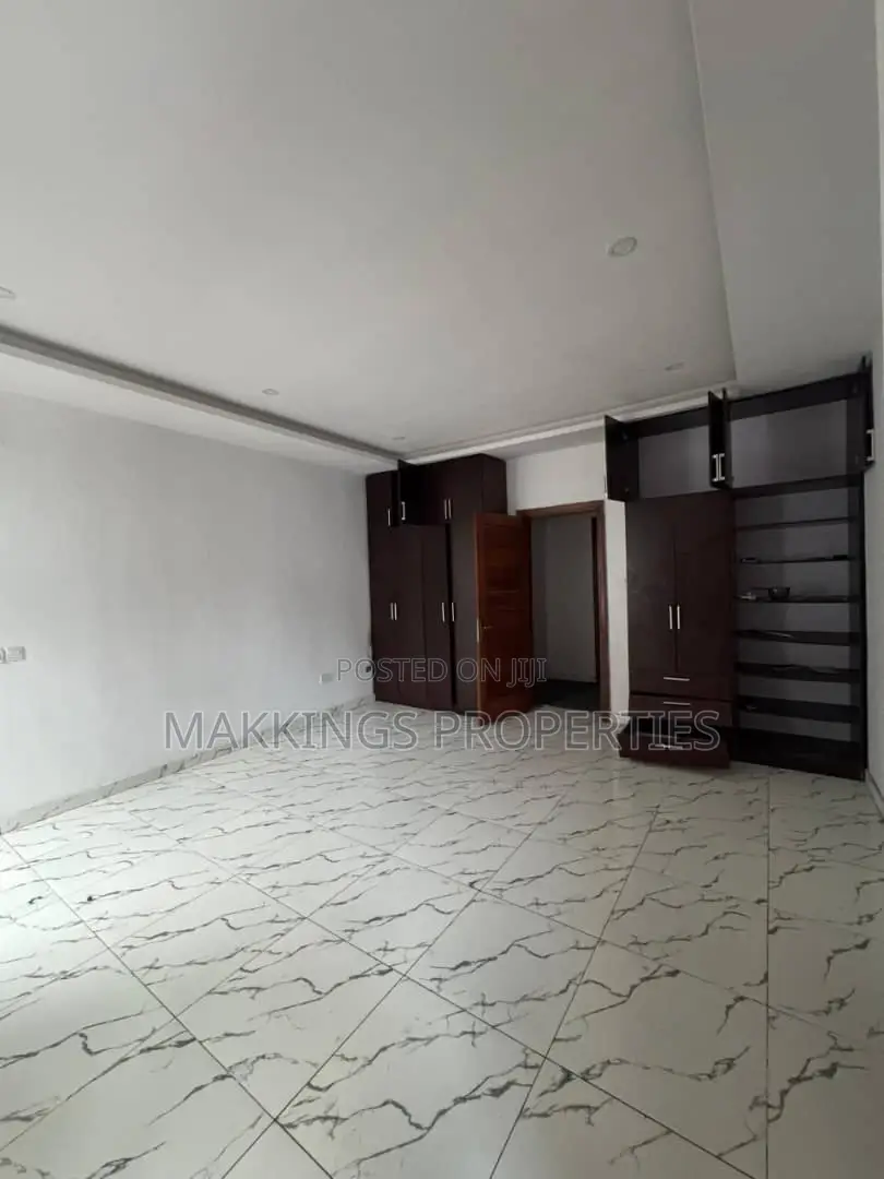 4bdrm Duplex in Chevron for rent in Chevron
