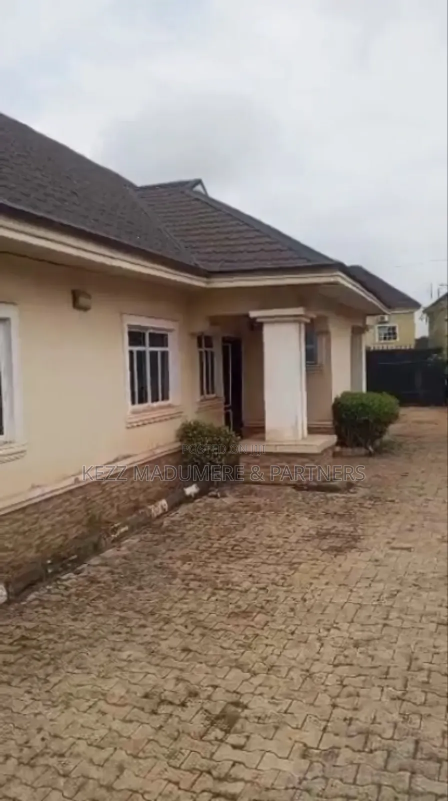 3bdrm Bungalow in Bricks Estate, Phase for sale in Enugu