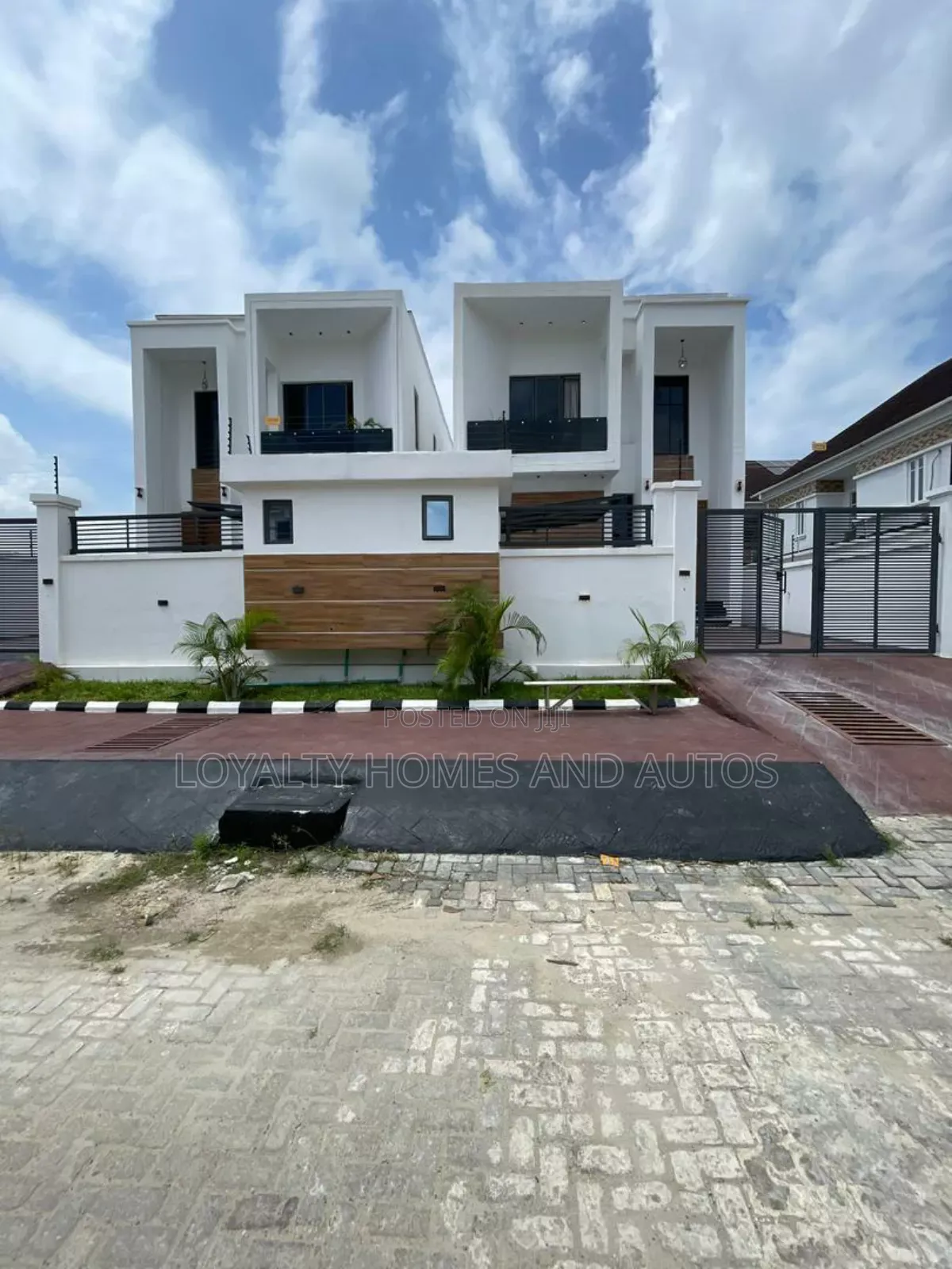 5bdrm Duplex in Chevron, Lekki for sale in Lekki