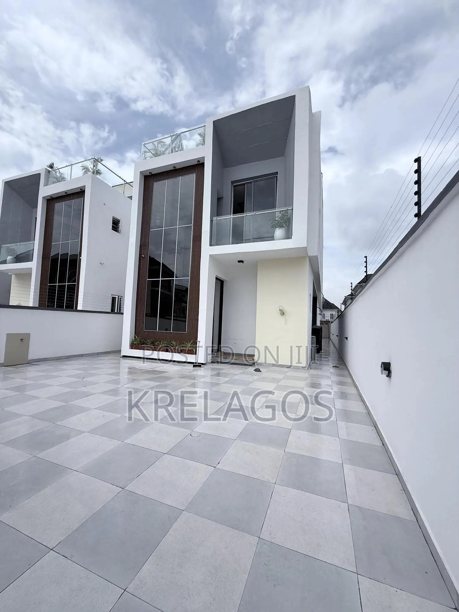 5bdrm Duplex in Chevron for sale in Chevron