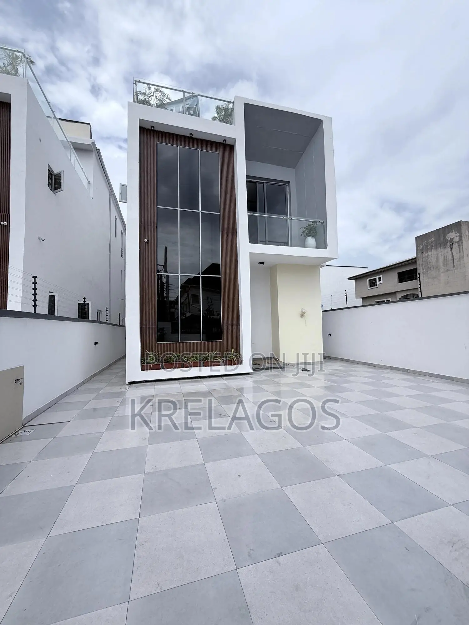 5bdrm Duplex in Chevron for sale in Chevron