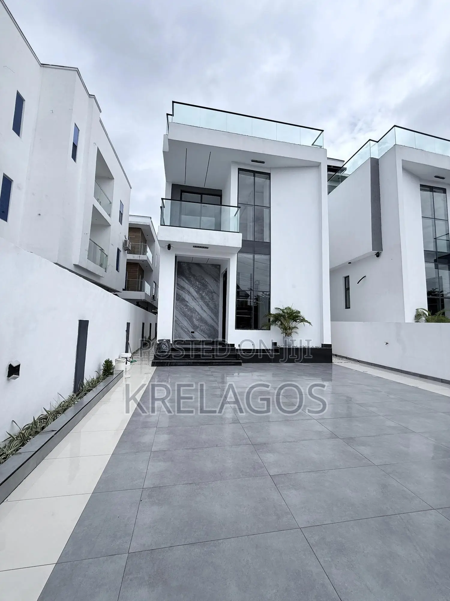 5bdrm Duplex in Chevron for sale in Chevron
