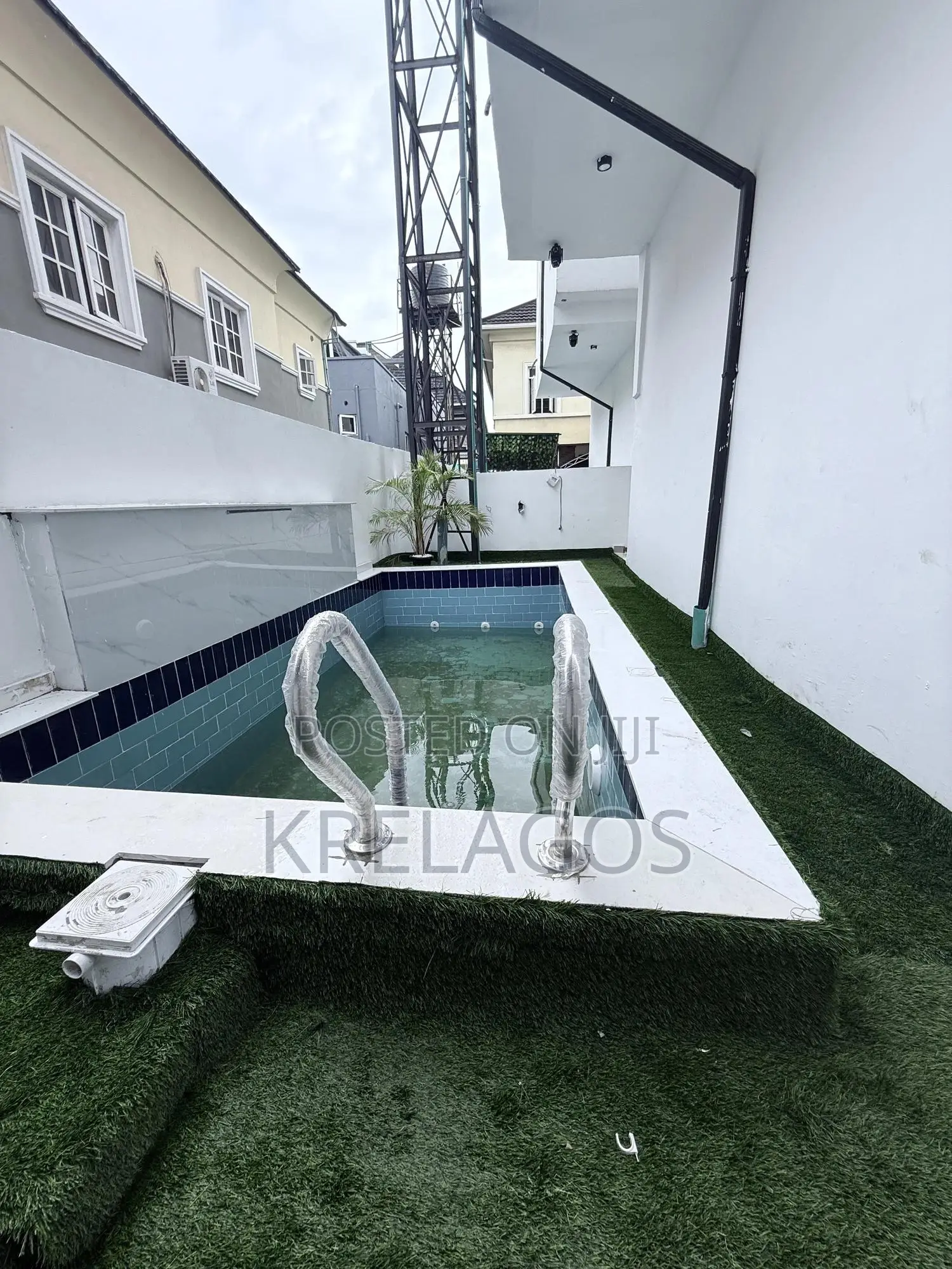 5bdrm Duplex in Chevron for sale in Chevron