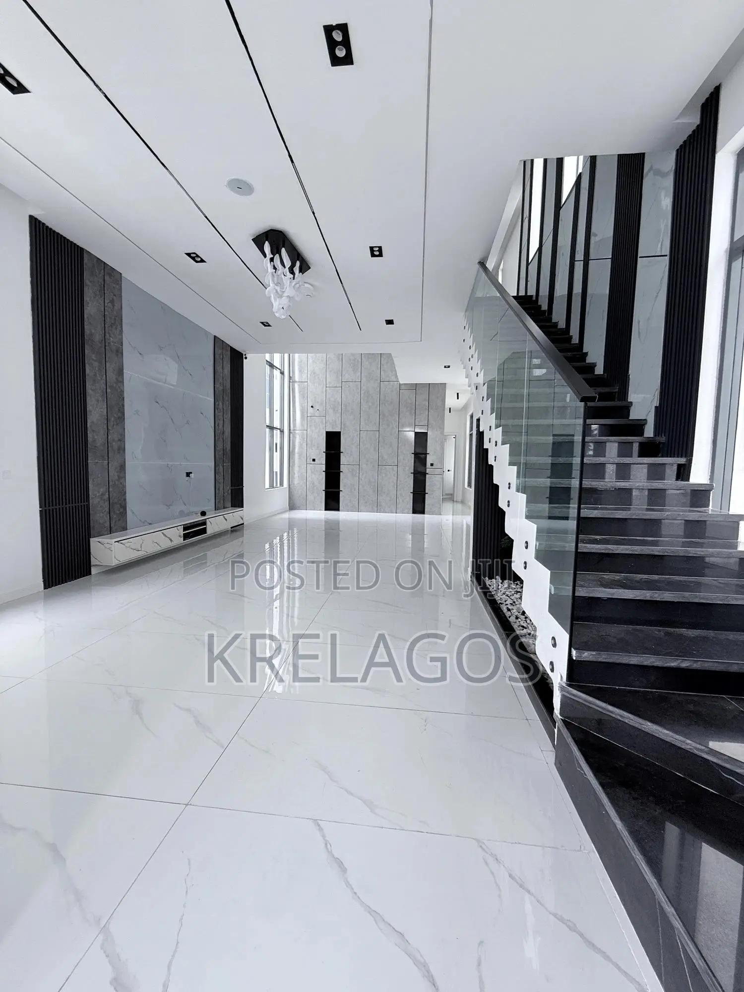 5bdrm Duplex in Chevron for sale in Chevron