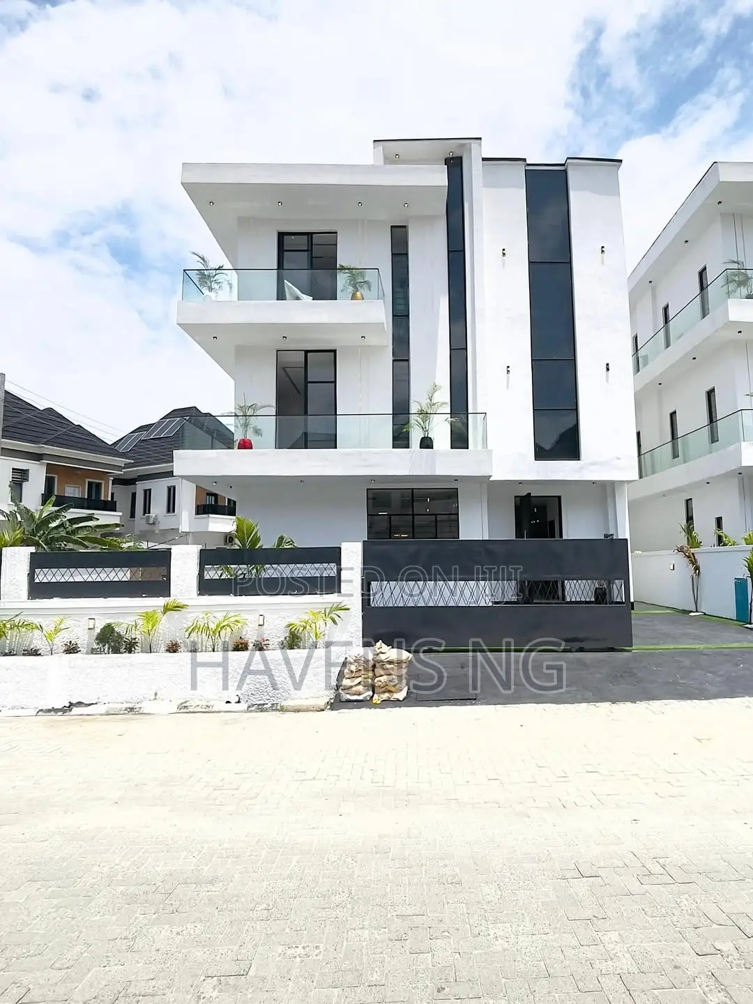 5bdrm Duplex in Chevron for sale in Chevron