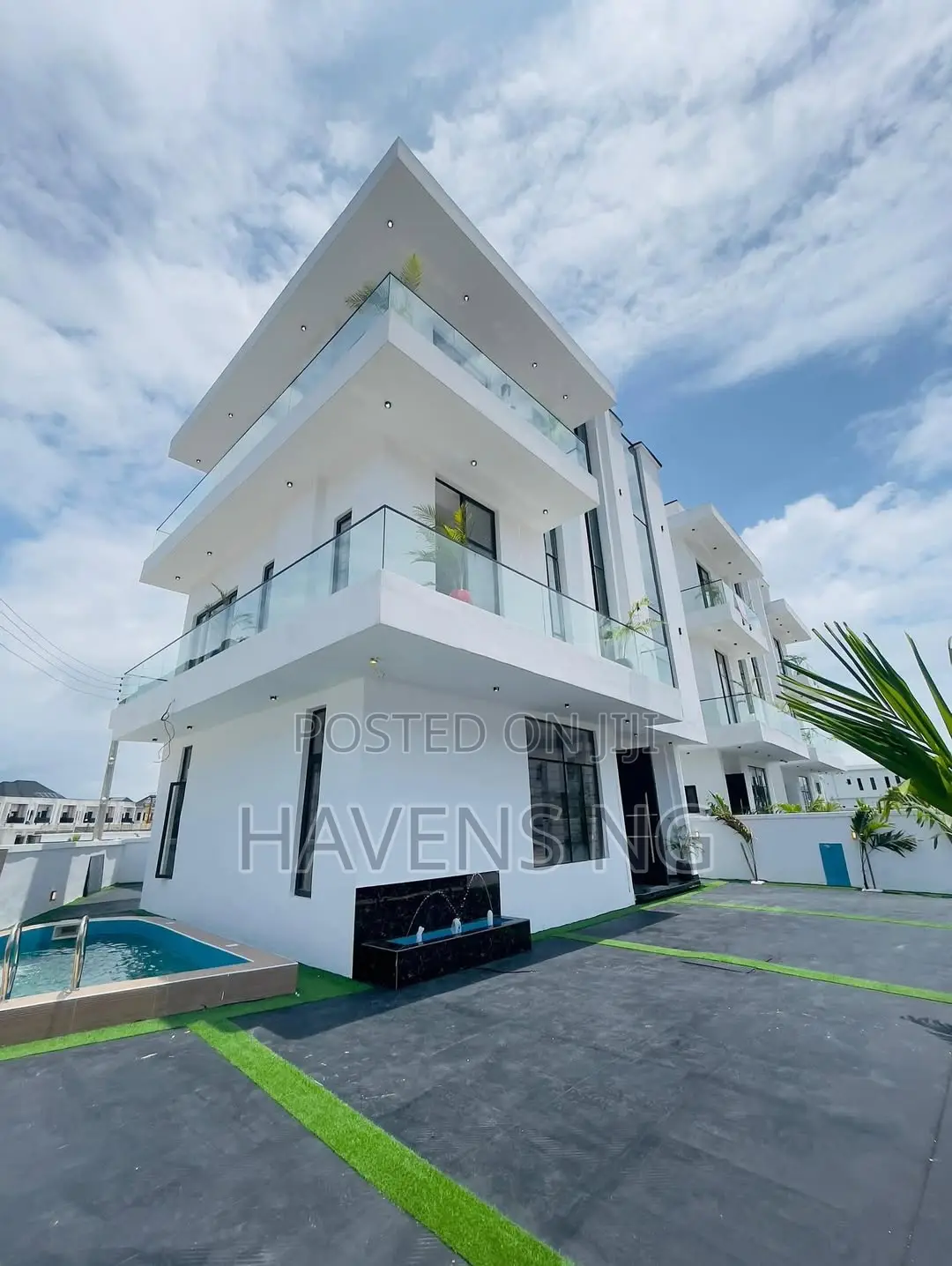 5bdrm Duplex in Chevron for sale in Chevron