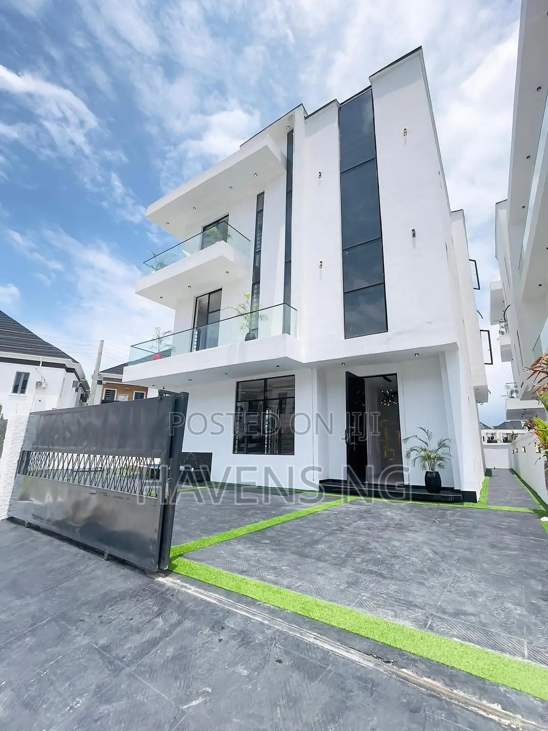 5bdrm Duplex in Chevron for sale in Chevron