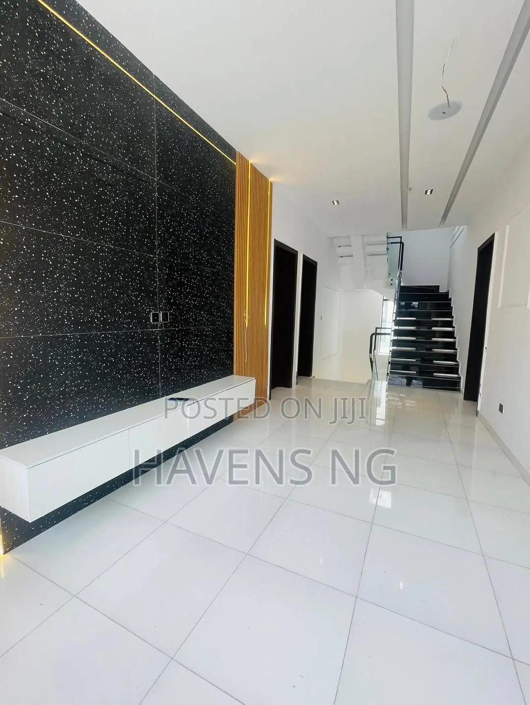 5bdrm Duplex in Chevron for sale in Chevron