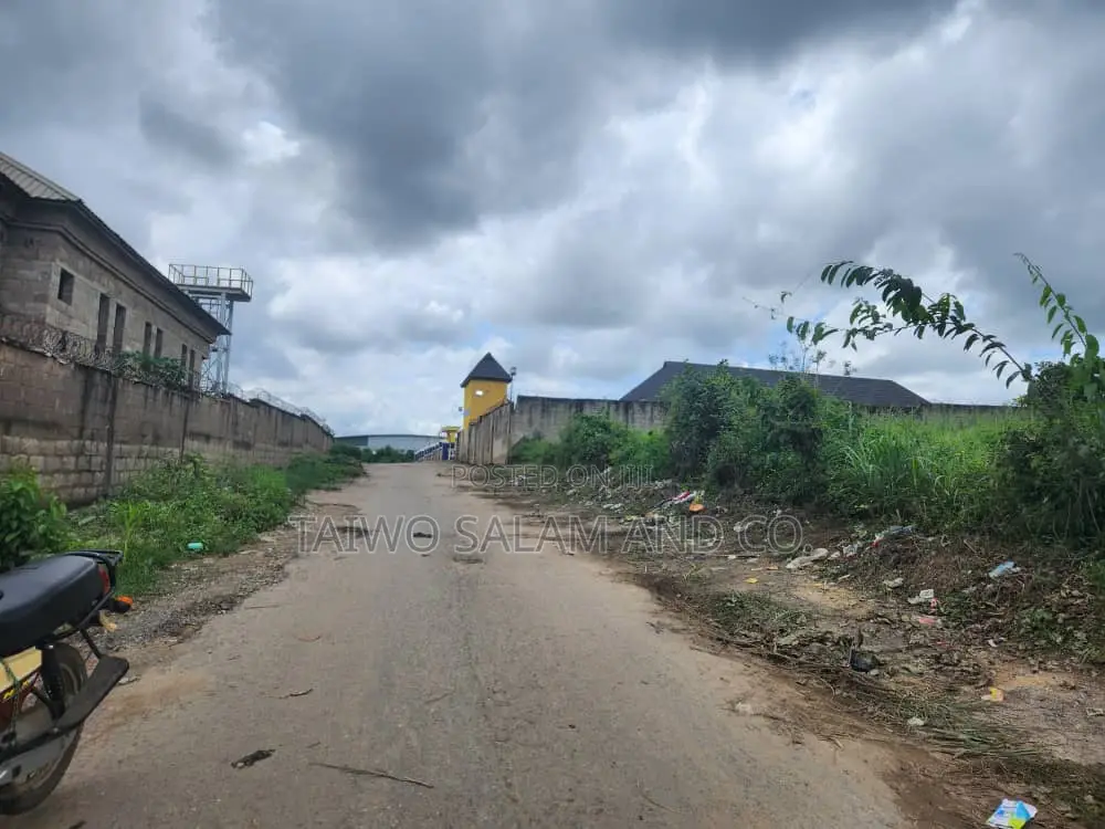 1 Acre of Industrial Land With 2 Plots Old Lagos-Ibadan Express Way in CHallenge / Ibadan