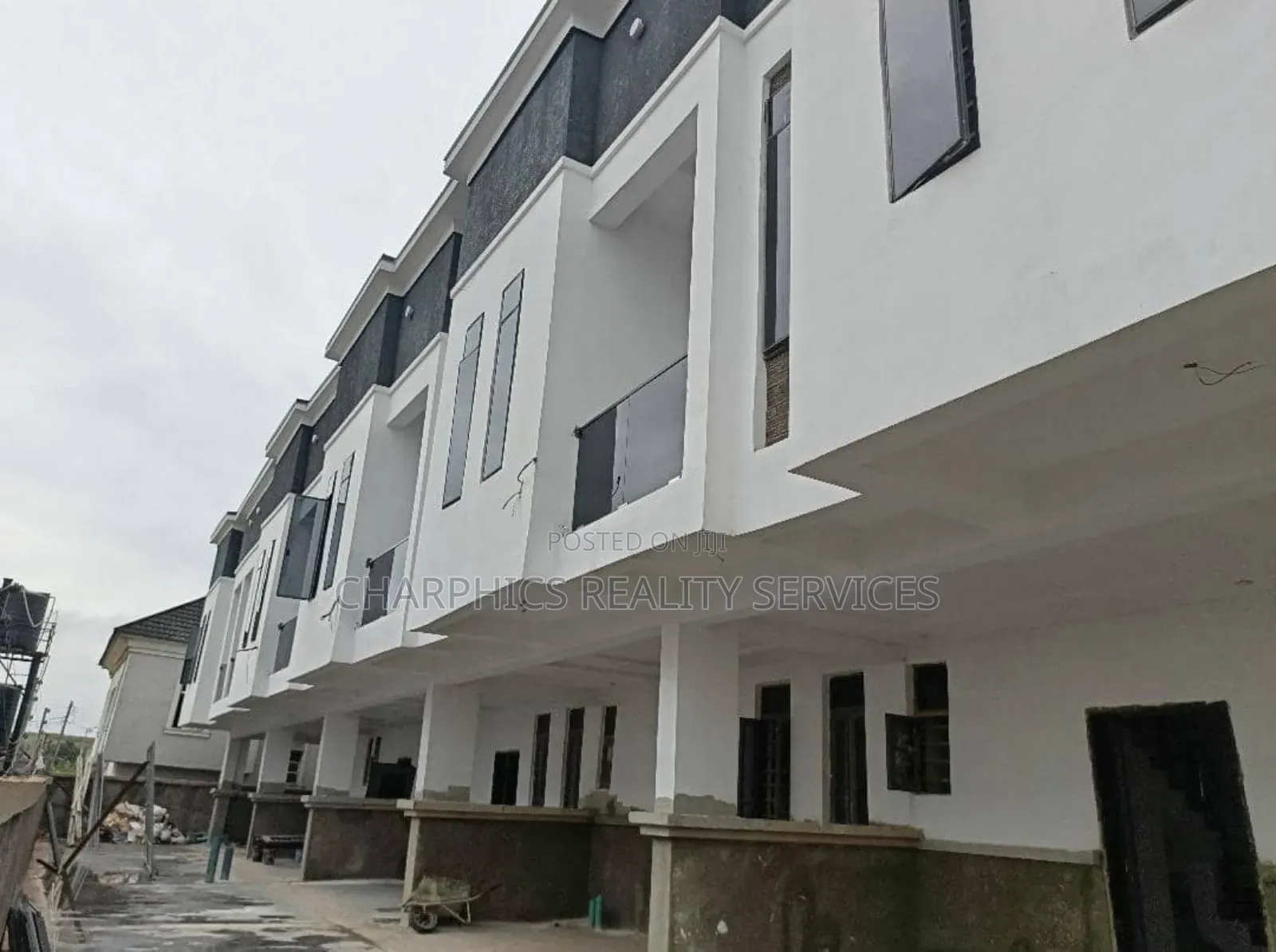 3bdrm Duplex in Chevron for sale in Chevron