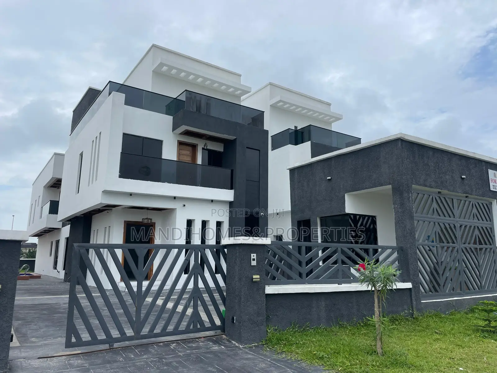 5bdrm Duplex in Royal Garden, Ajah for sale in Ajah