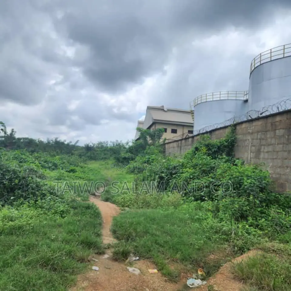 1 Acre Industrial Land Podo Area Along Old Lagos Ibadan in CHallenge / Ibadan