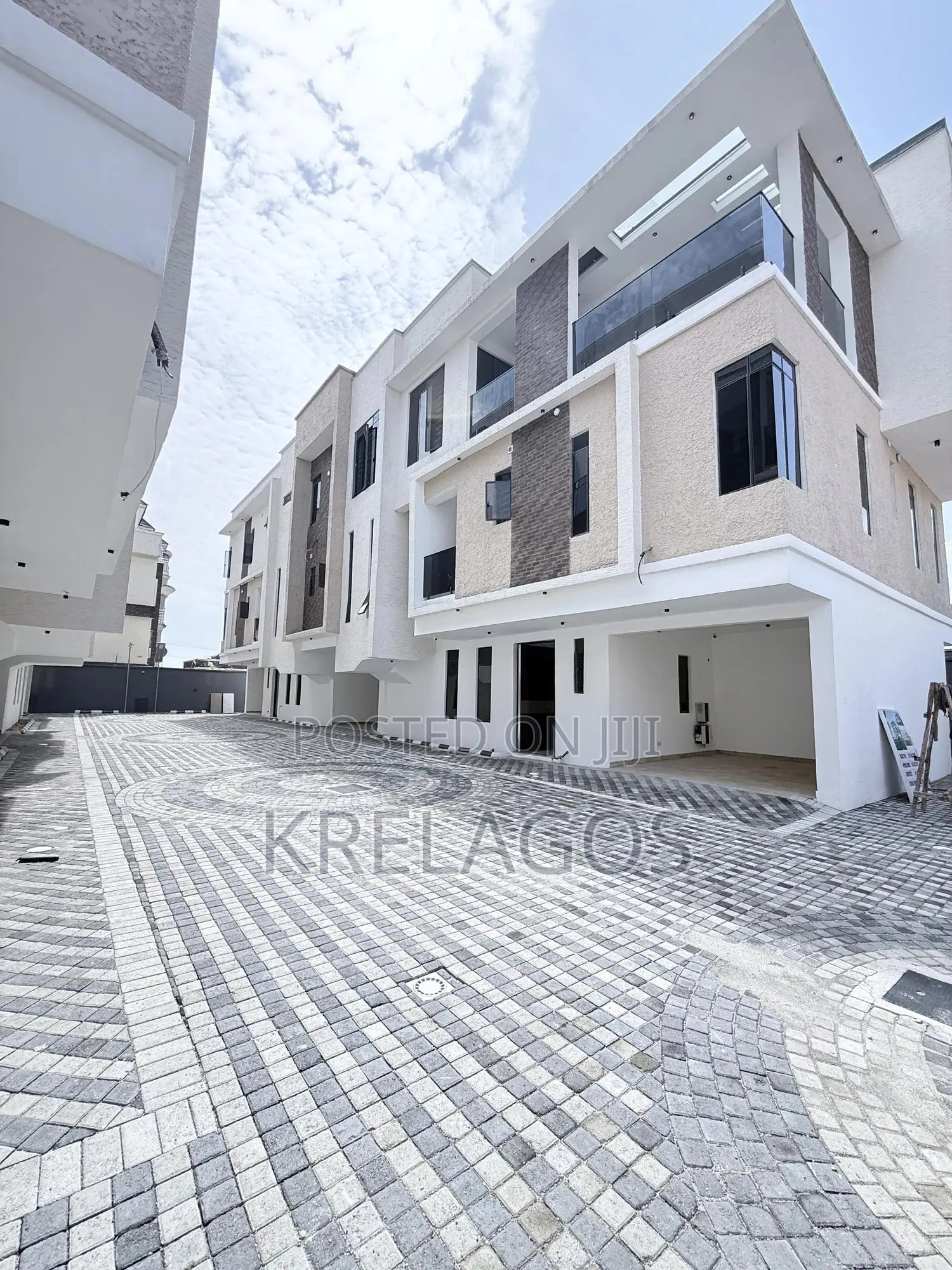 4bdrm Duplex in Lekki Phase 1 for sale in Lekki Phase 1