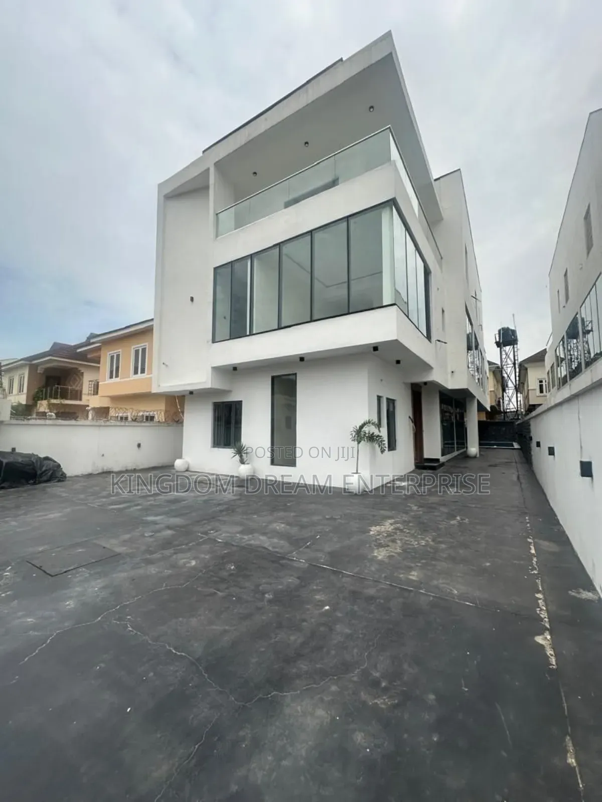 5bdrm Duplex in Lekki Phase 1 for sale in Lekki Phase 1