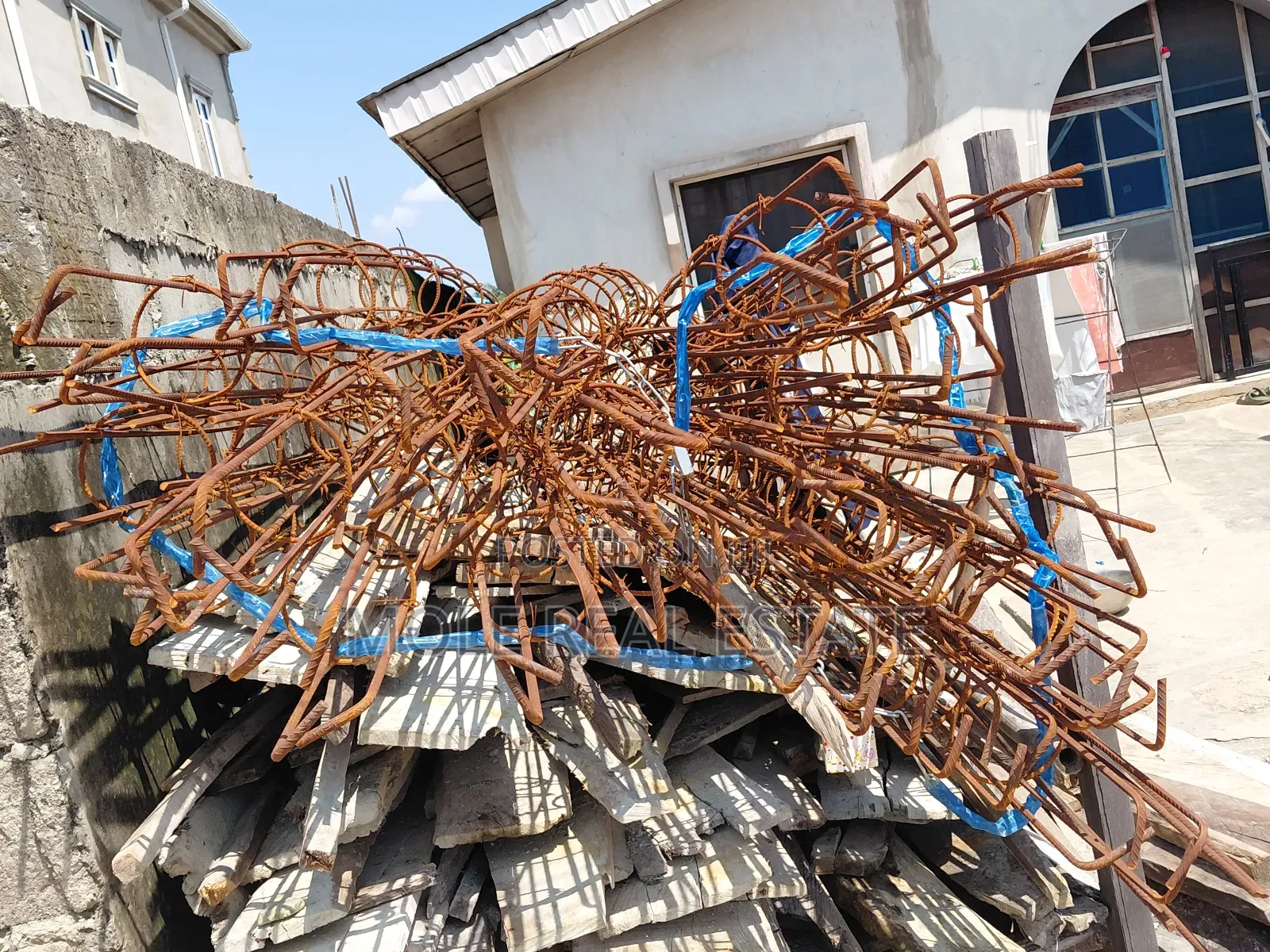 Half Plot Ishefun Ayobo Close to the Road in Ikotun / Ikotun/Igando