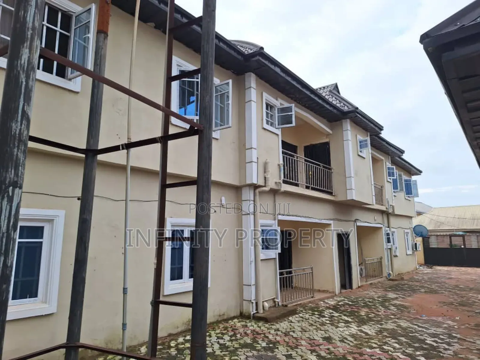3bdrm Block of Flats in Ugbor Central, Benin City for sale in Benin City