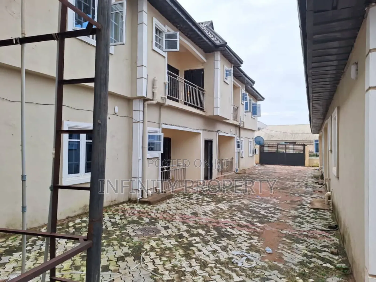 3bdrm Block of Flats in Ugbor Central, Benin City for sale in Benin City