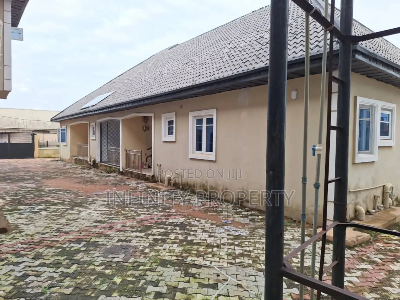 3bdrm Block of Flats in Ugbor Central, Benin City for sale in Benin City