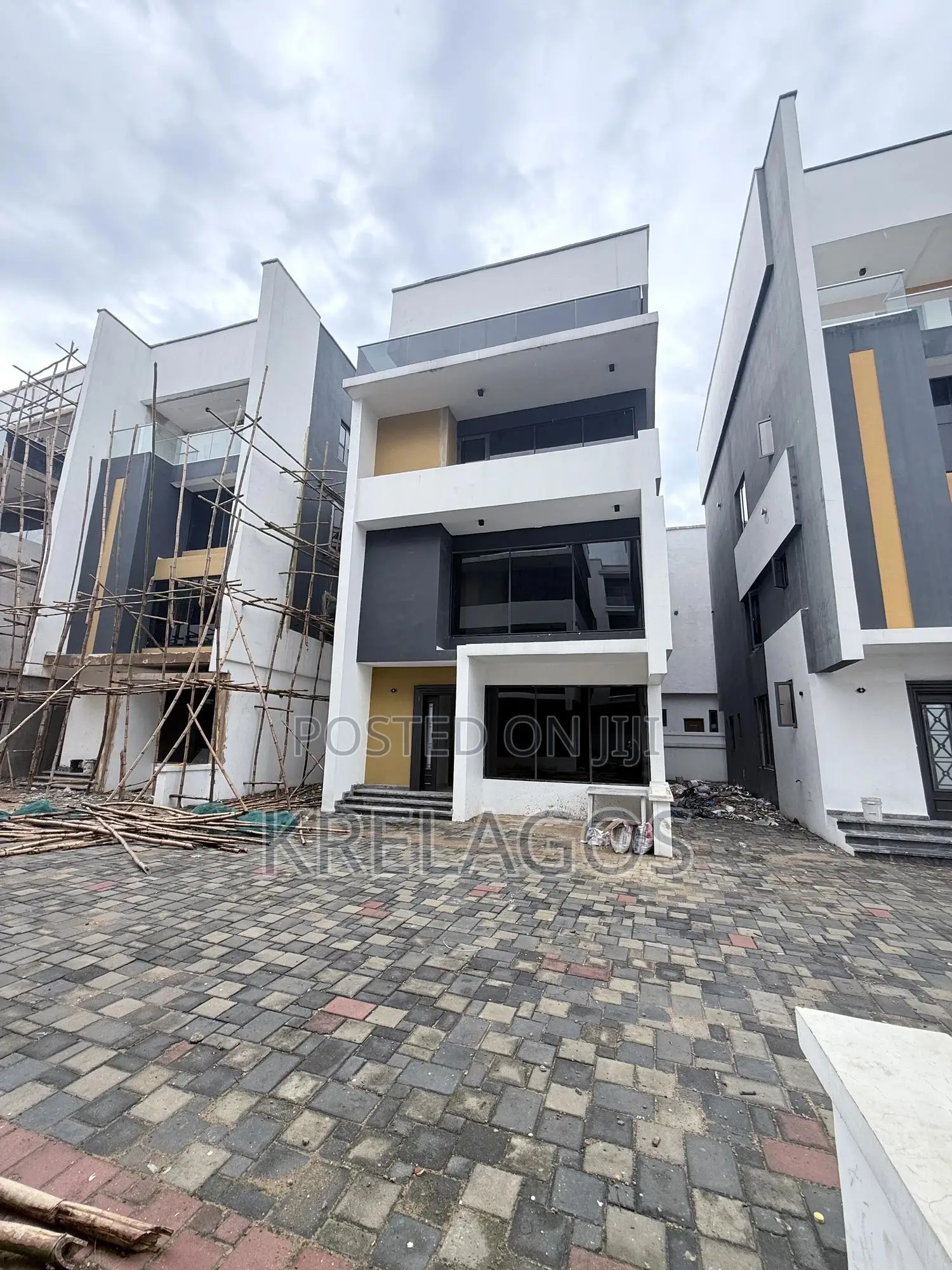 4bdrm Duplex in Chevron for sale in Chevron