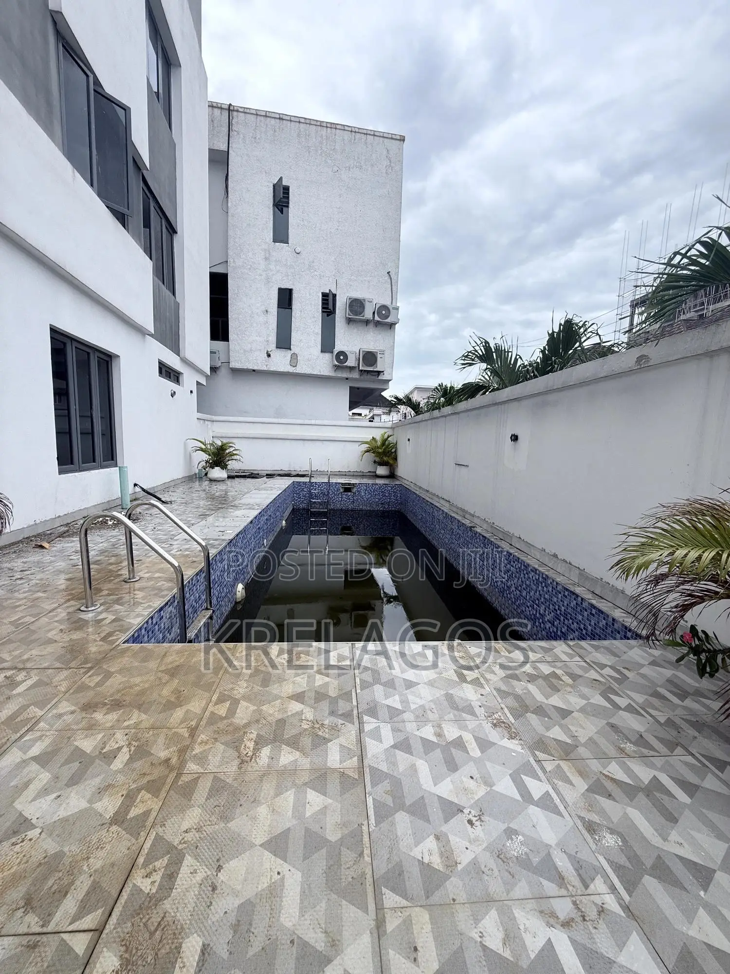 4bdrm Duplex in Chevron for sale in Chevron
