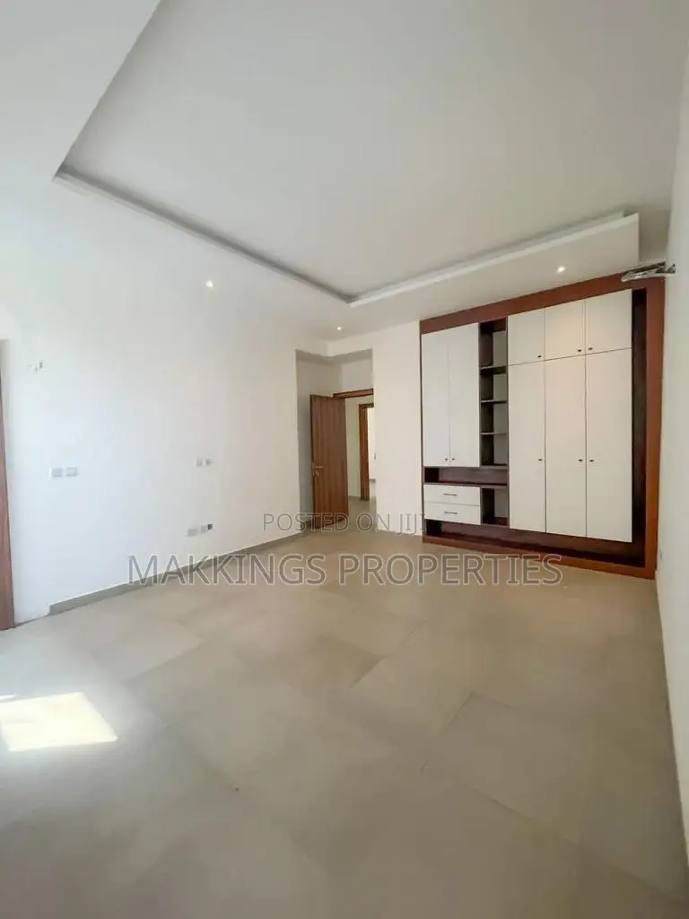 5bdrm Duplex in Nicon Town for sale in Nicon Town