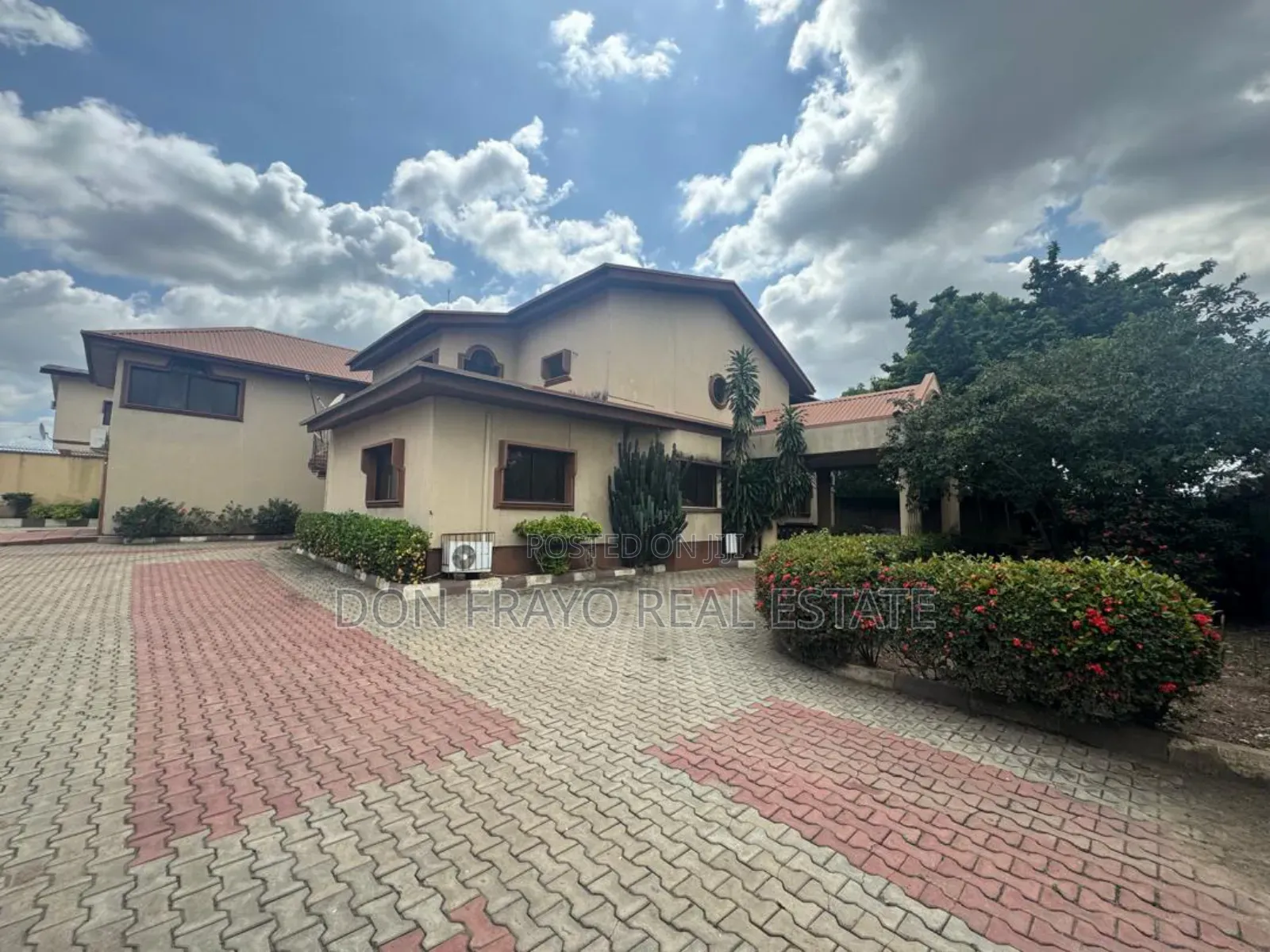 10bdrm Duplex in Oluyole Estate for sale in Oluyole Estate