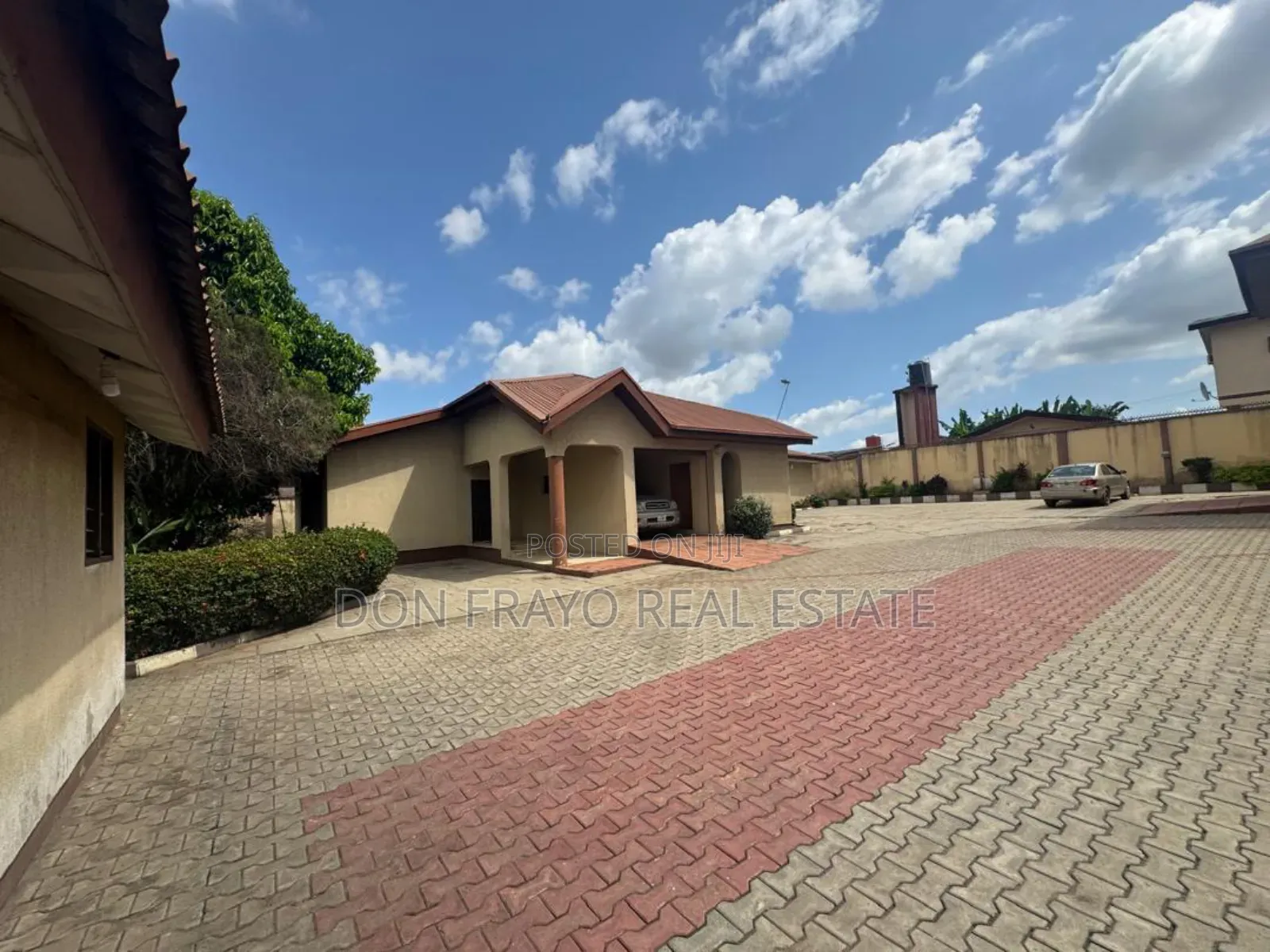 10bdrm Duplex in Oluyole Estate for sale in Oluyole Estate