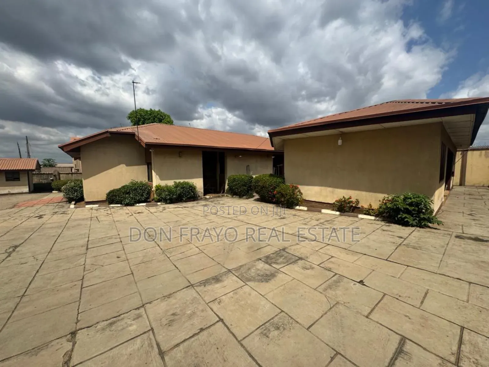 10bdrm Duplex in Oluyole Estate for sale in Oluyole Estate