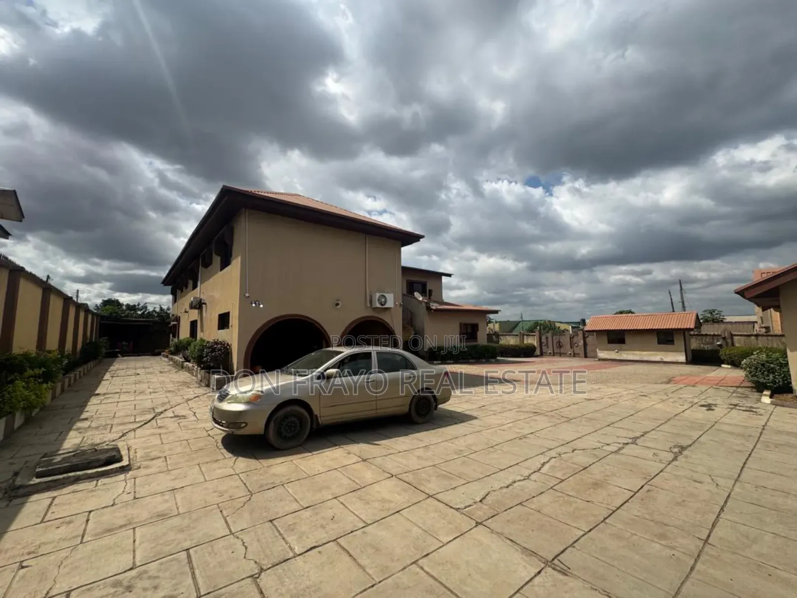 10bdrm Duplex in Oluyole Estate for sale in Oluyole Estate